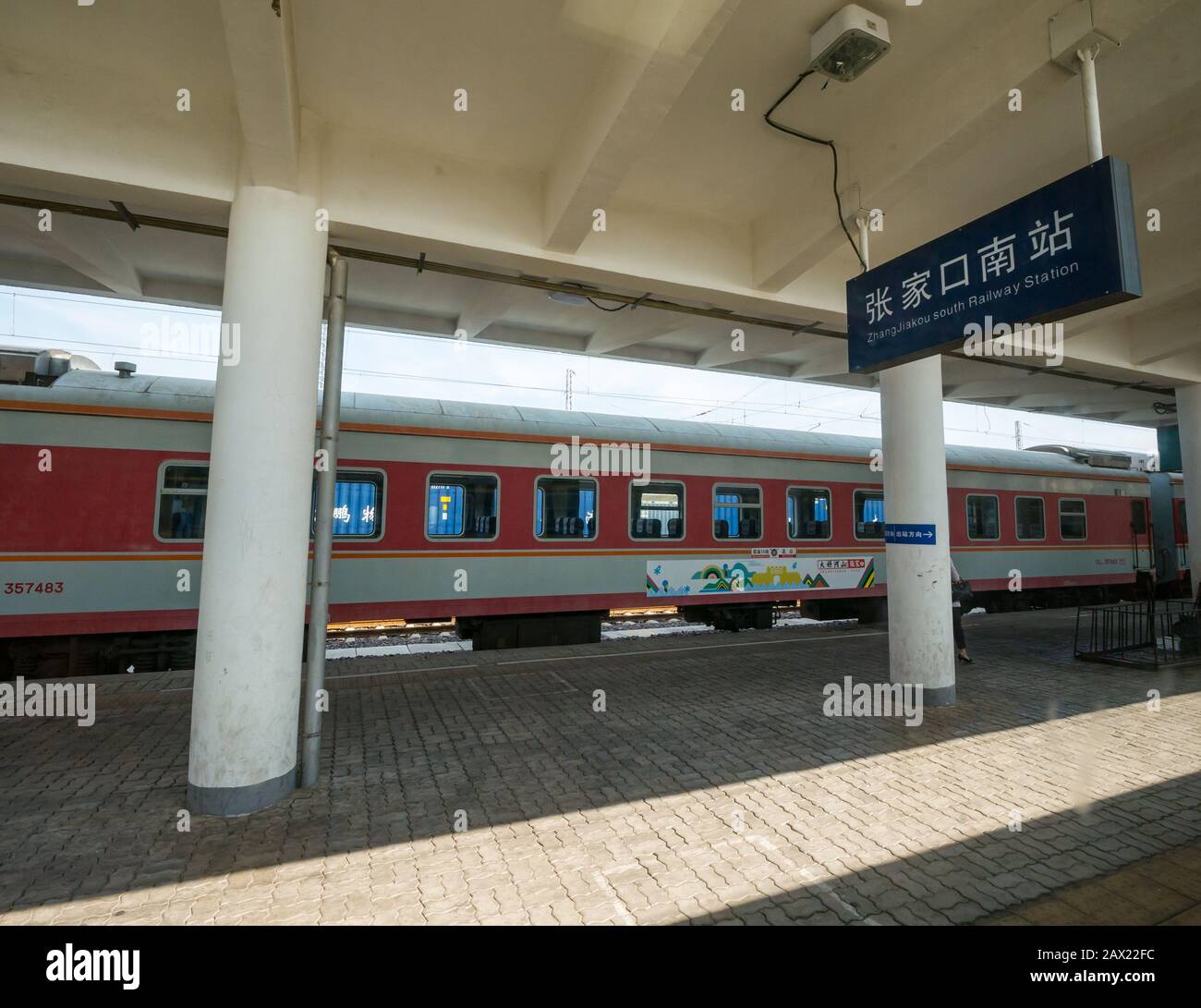 Tren en Intercity Zhangjiakou Plataforma estación de tren Sur, Hebei, Provincia China, Asia Foto de stock