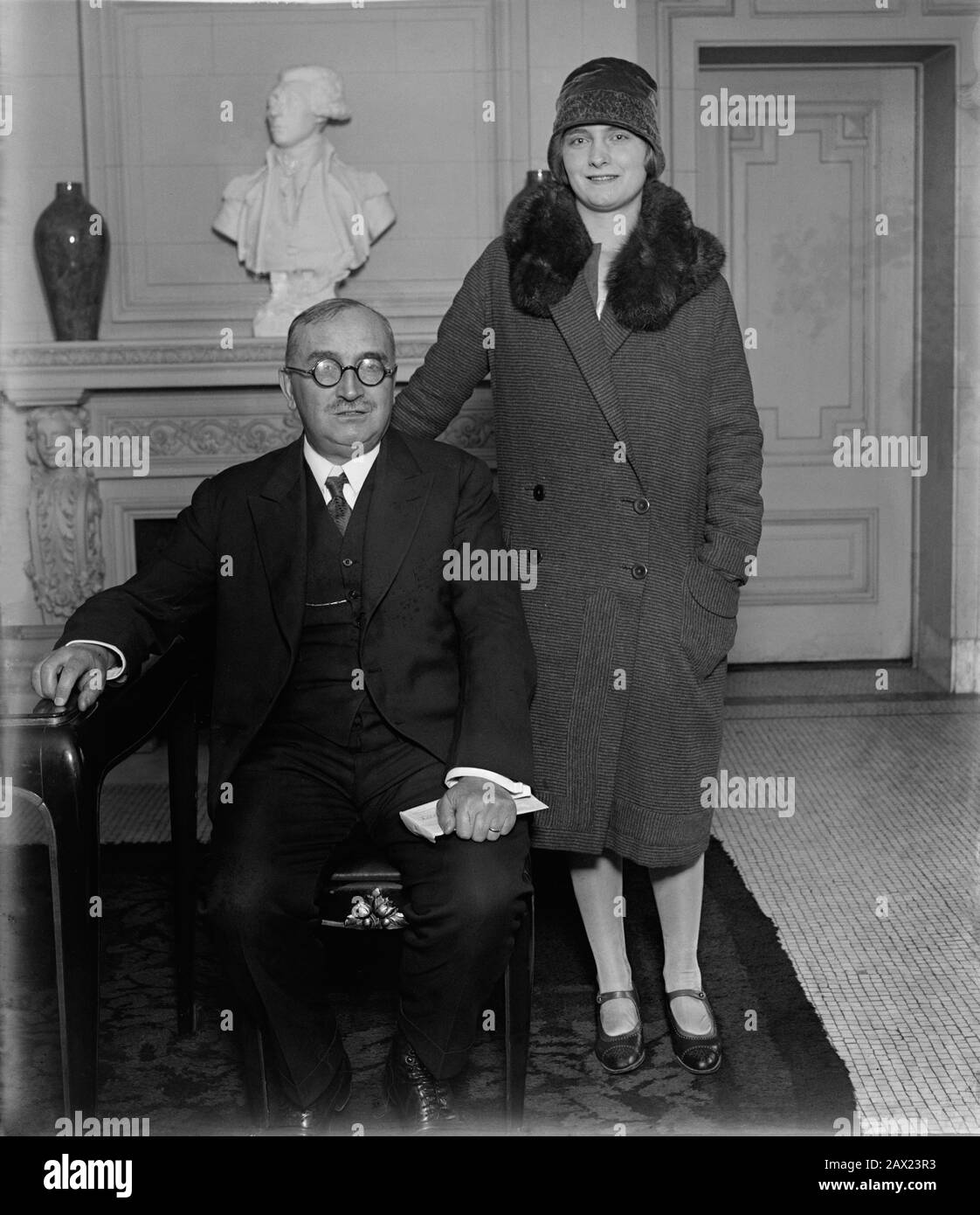 1927 , 14 de marzo , WASHINGTON , EE.UU. : el escritor francés , poeta ,  dramaturgo y político PAUL CLAUDEL ( 1868 - 1955 ) con la hija Renie  Claudel ,