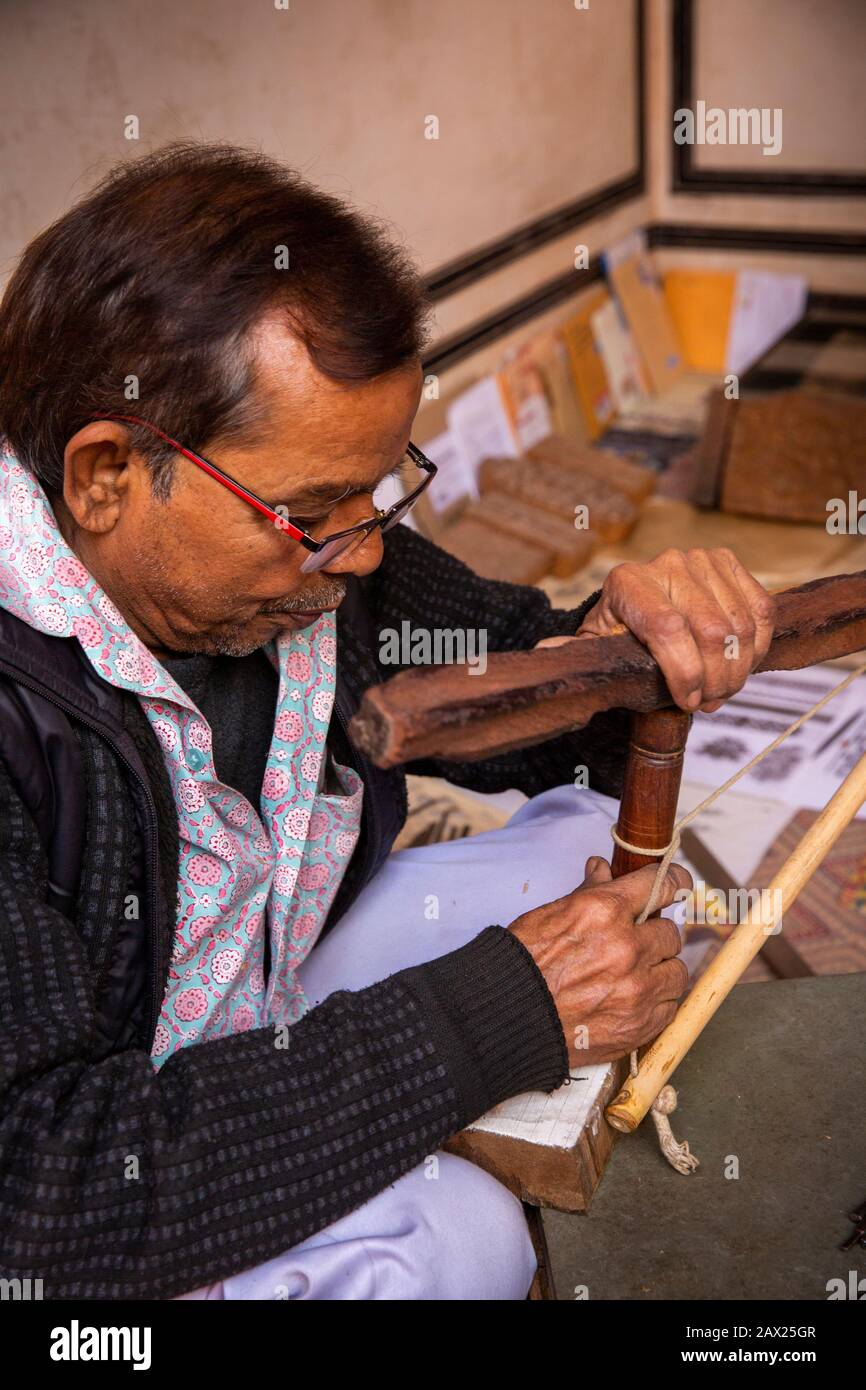 India, Rajasthan, Jaipur, ámbar, museo de Anokhi de la impresión De La Mano, artesano tallado ajrakh bloque de impresión de madera con taladro de arco tradicional Foto de stock