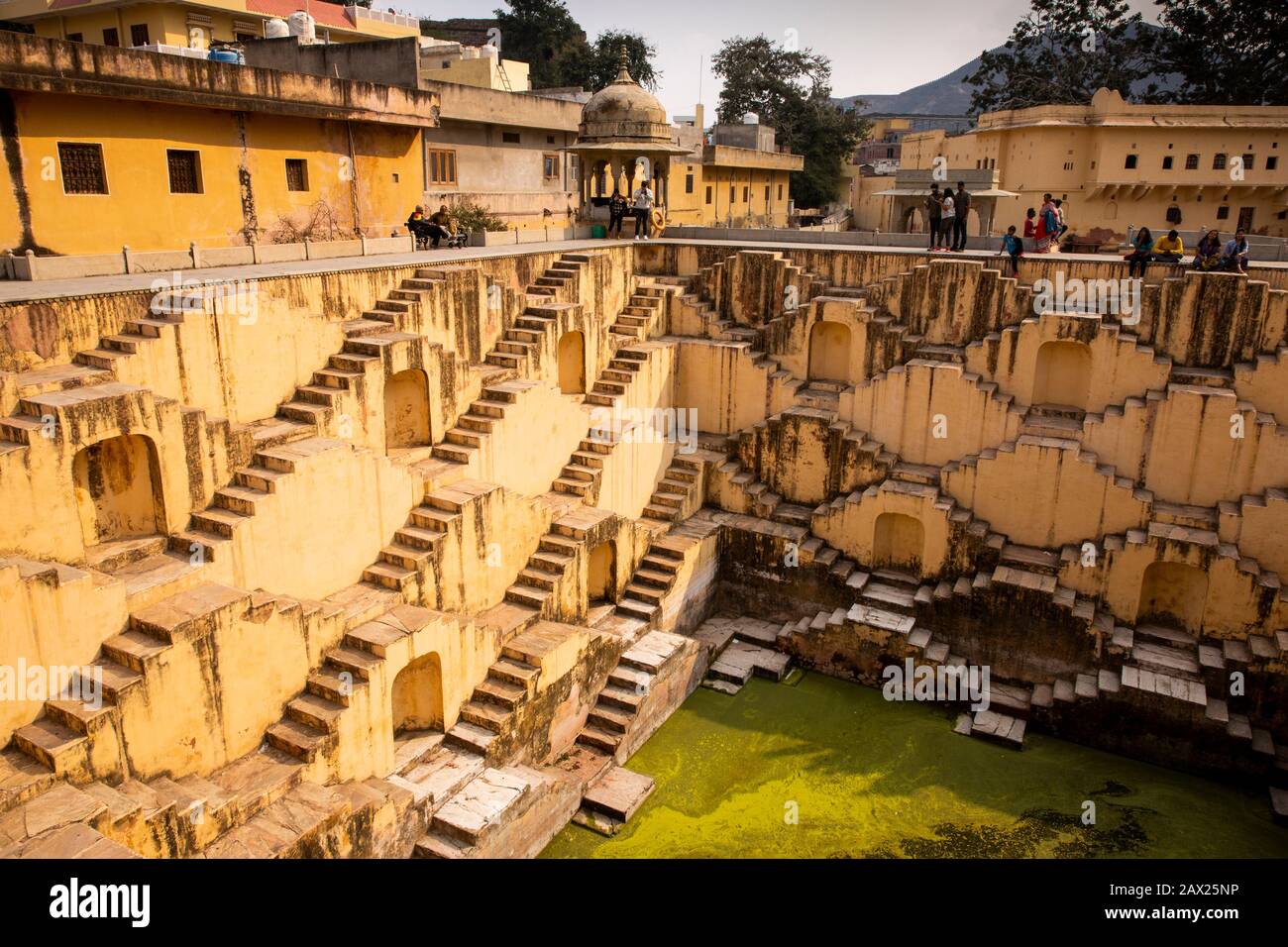 India, Rajasthan, Jaipur, ámbar, Panna Meena Ka Kund, C16th baori, paso bien, pasos geométricos simétricos hasta el agua Foto de stock