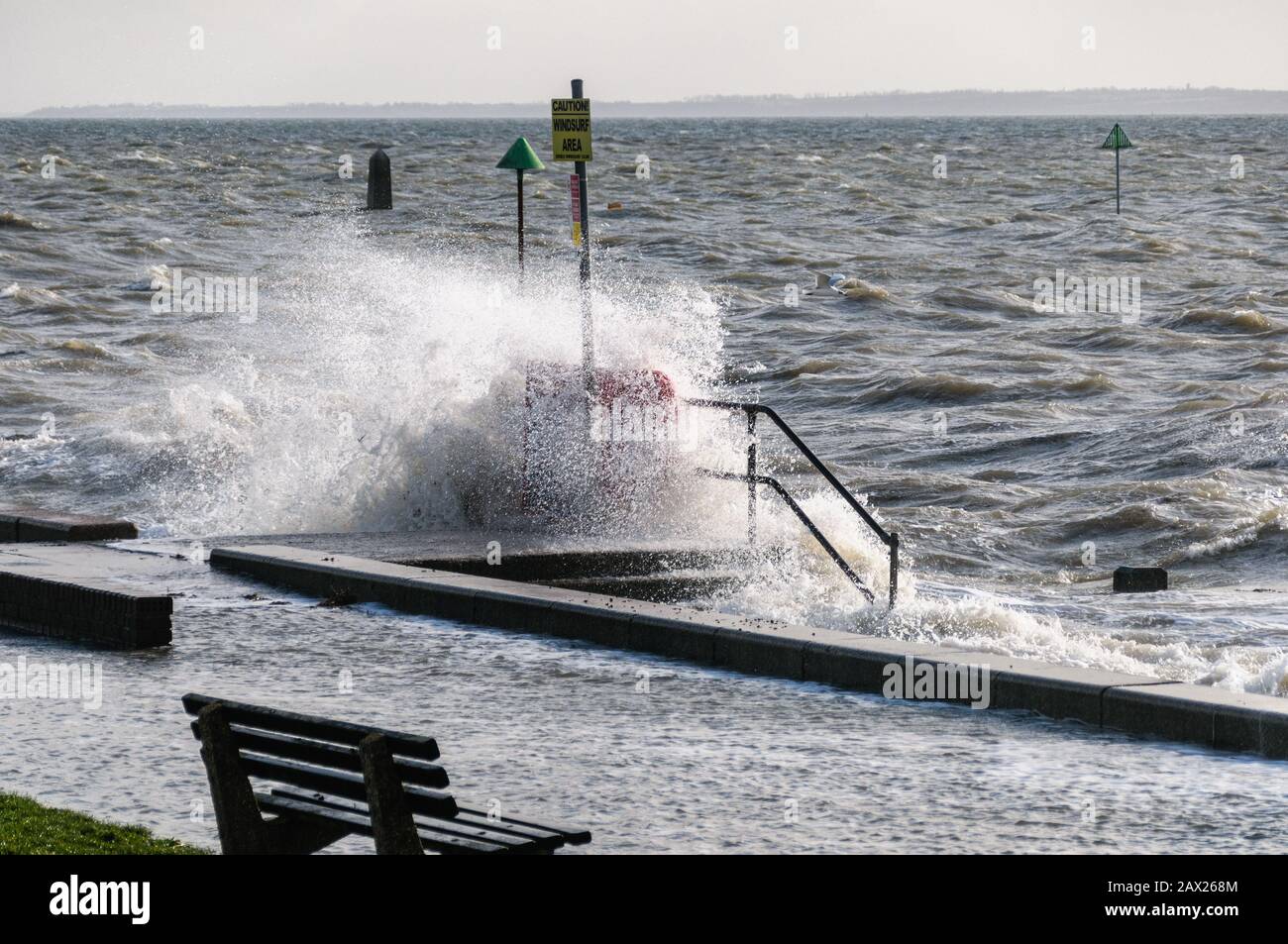 Southend, Essex, Reino Unido - 10 de febrero de 2020: Storm Ciara Trae vientos fuertes y mares rugosos a las costas británicas. Foto de stock