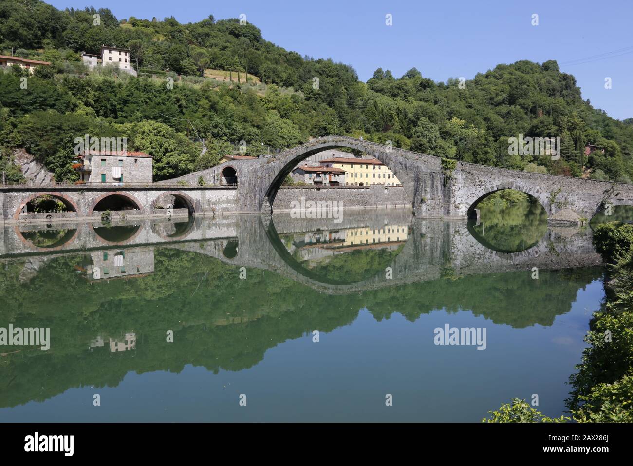 Ponte del Diavolo, Borgo a Mozzano, Toscana, Italia Foto de stock
