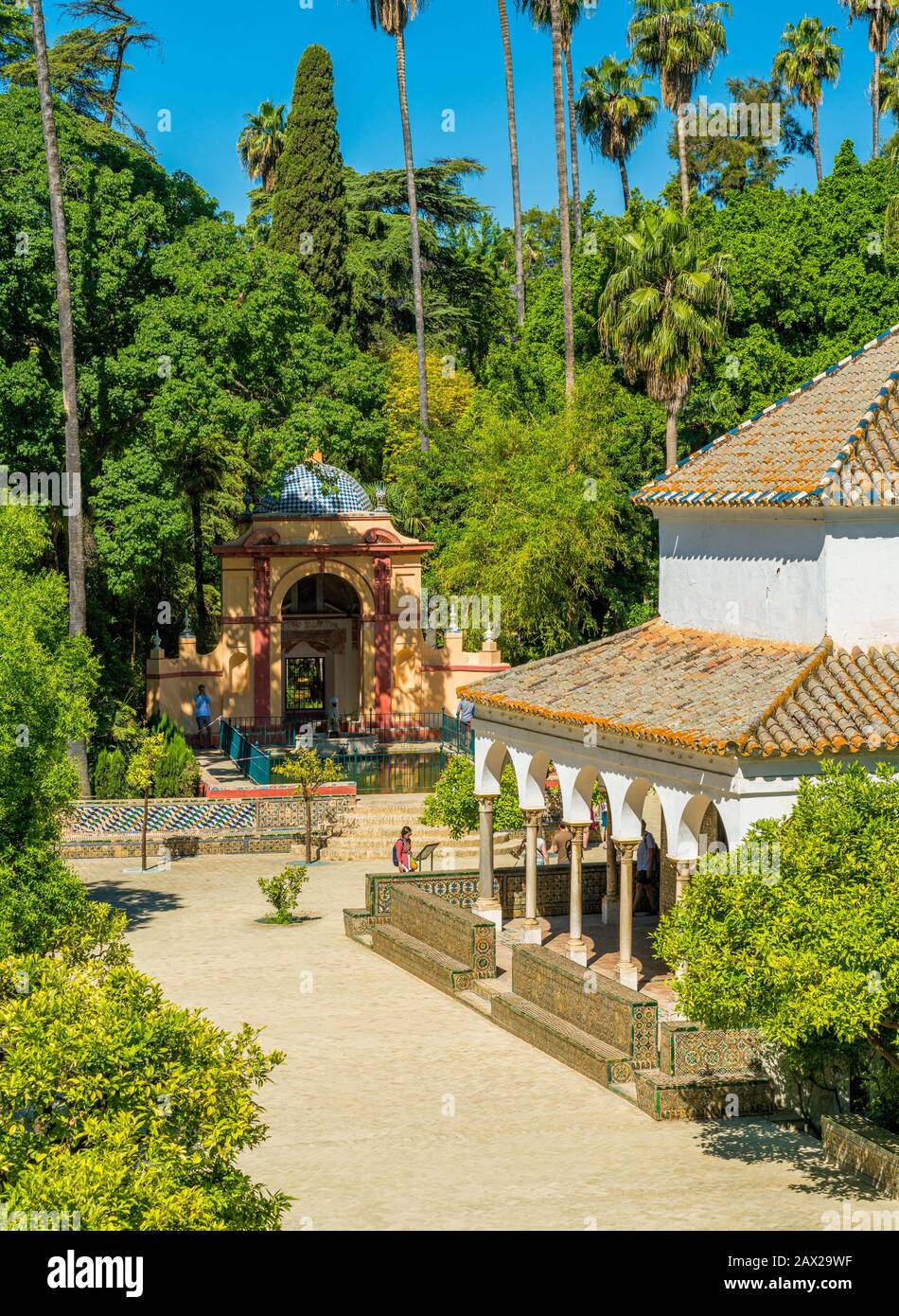 El idílico jardín de los reales Alcázares de Sevilla, Andalucía. Foto de stock