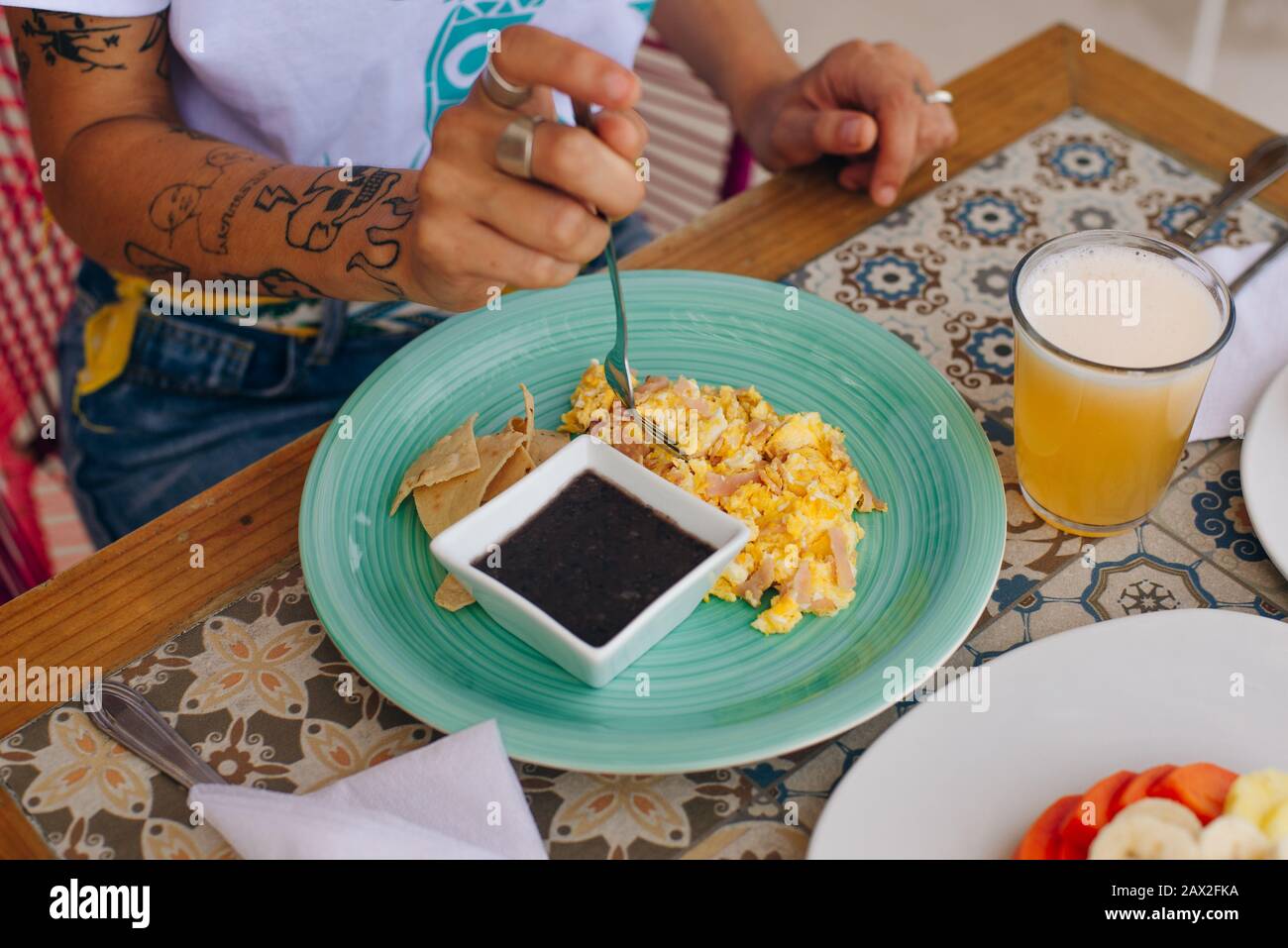 méxico, holbox - febrero, 2020 desayuno para turistas en el hotel con  huevos, tostadas y fruta Fotografía de stock - Alamy