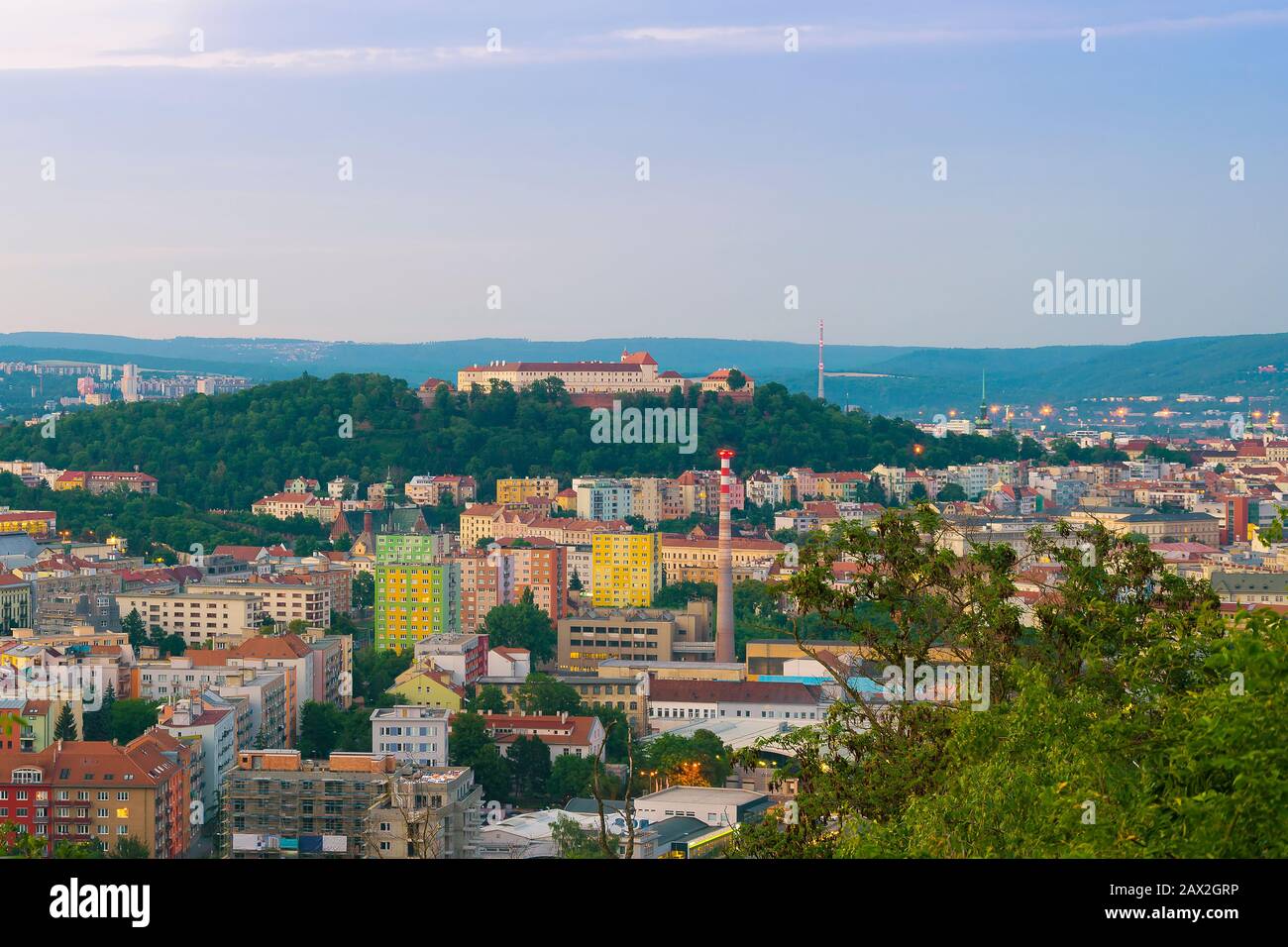 Colorida arquitectura Brno y fortaleza Spilberk en verano por la tarde foto. Casas y rascacielos Brno foto tomada desde el pico alto. Foto de stock