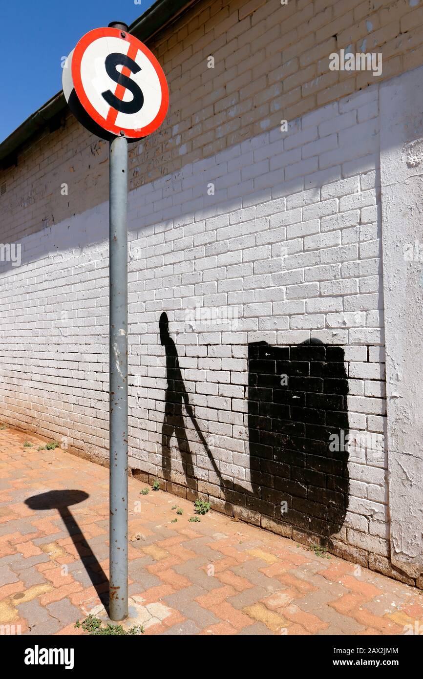 Arte callejero en forma de silueta o sombra que ilustra la determinación de trabajar duro para un ingreso de subsistencia y seguir yendo a pesar de las probabilidades Foto de stock