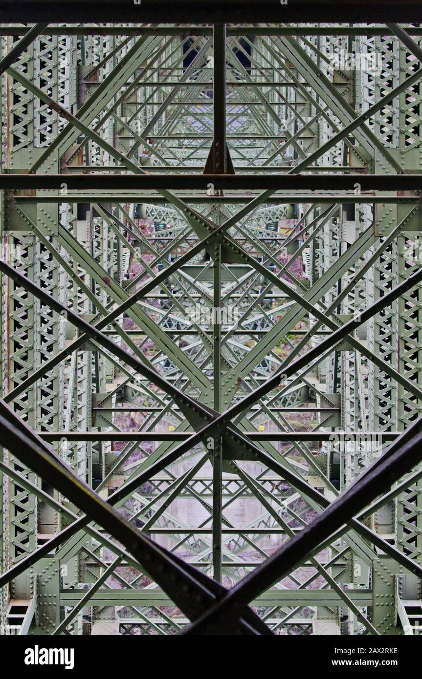 La estructura geométrica del puente Deception Pass en el estado de Washington se muestra en una elegante vista de cerca Foto de stock