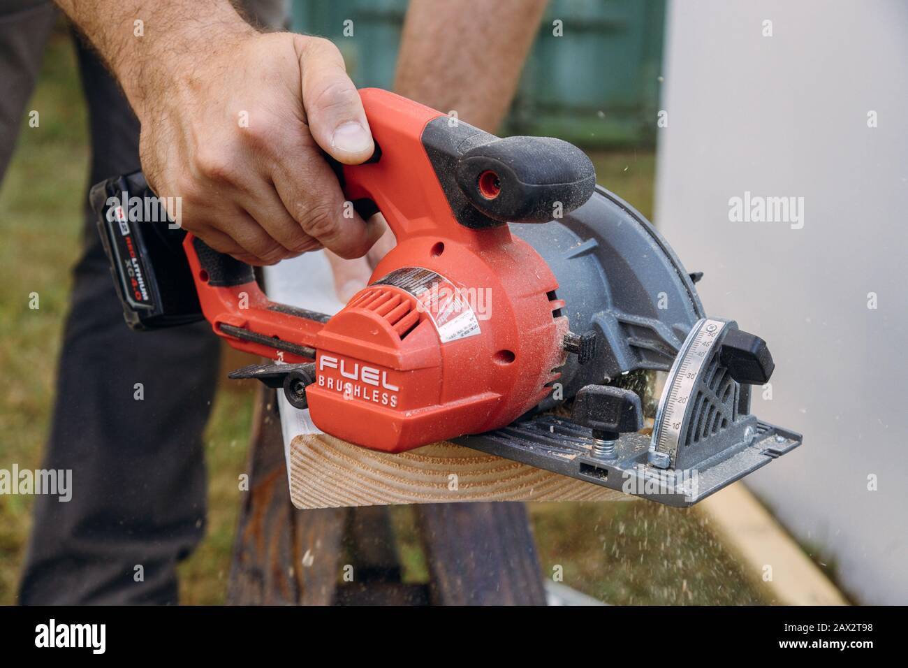 10 de febrero de 2020 Chicago IL: Milwaukee herramientas eléctricas  Carpenter corte madera tablón de mano sierra eléctrica Fotografía de stock  - Alamy