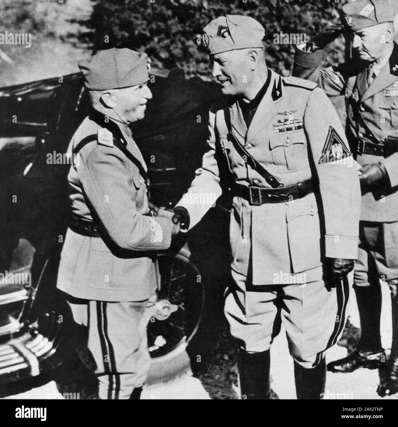 1937 ca. : el italiano Duce fascista BENITO MUSSOLINI , con el uniforme  militar de Caporale d' Onore della Milizia Fascista , se encuentra con el  rey italiano VITTORIO EMANUELE III DE