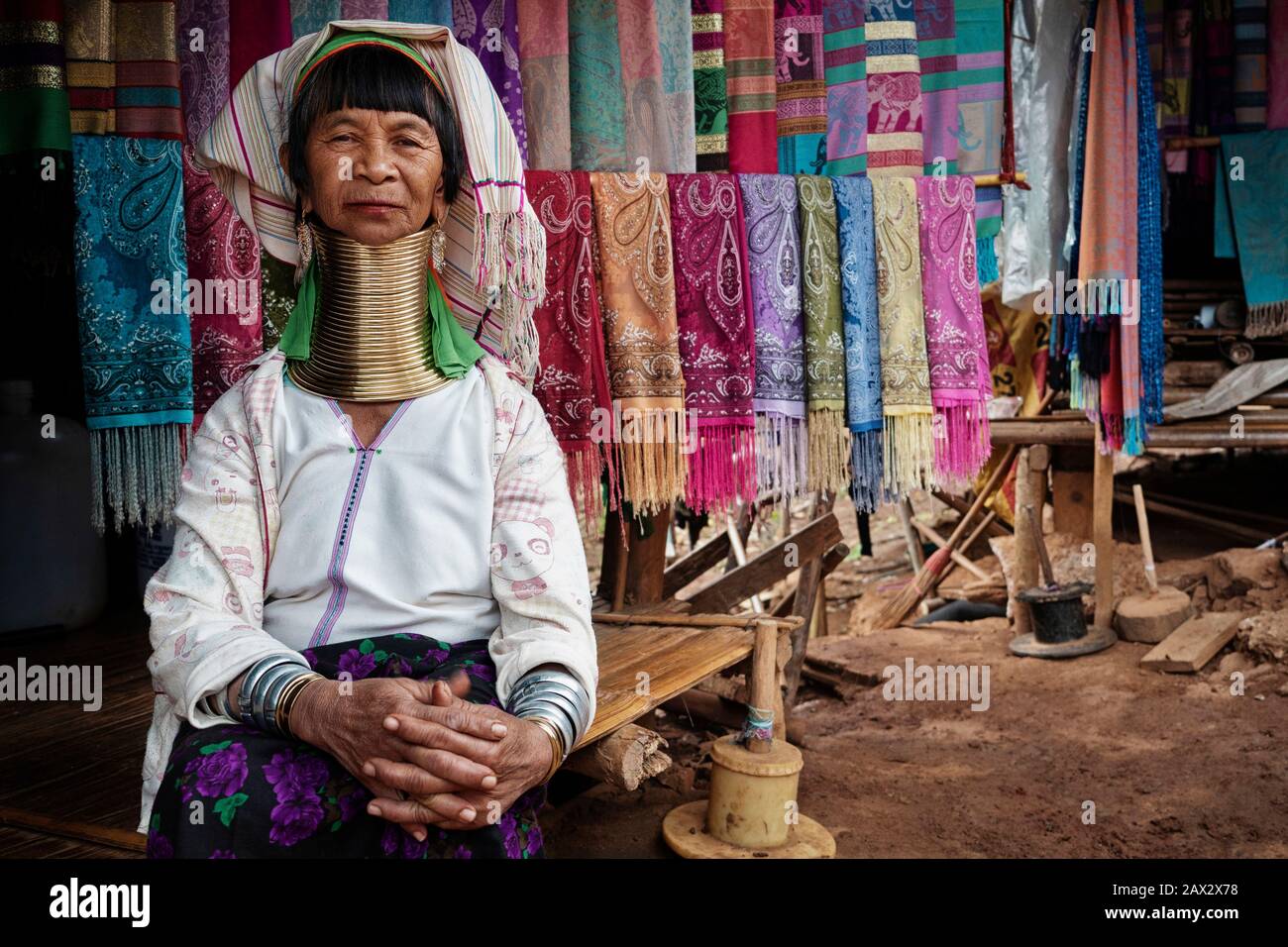Provincia de Chiang Rai, Tailandia, Karen Long Neck mujer usando anillos de bronce tradicionales en pueblo de la tribu de las colinas cerca de Chiang Rai. Foto de stock