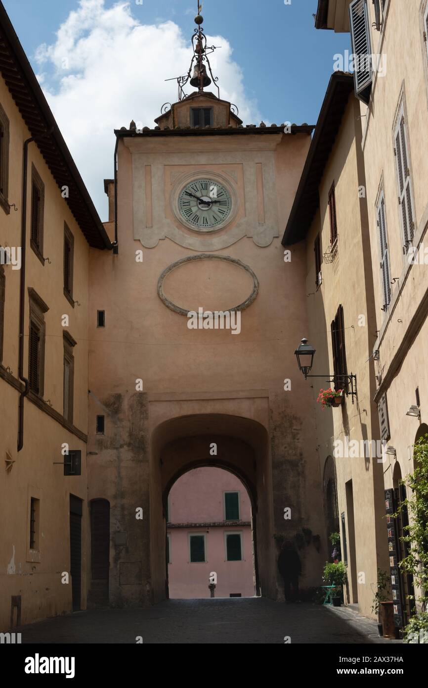 Puerta arqueada en la histórica ciudad italiana de Vetralla Italia Foto de stock