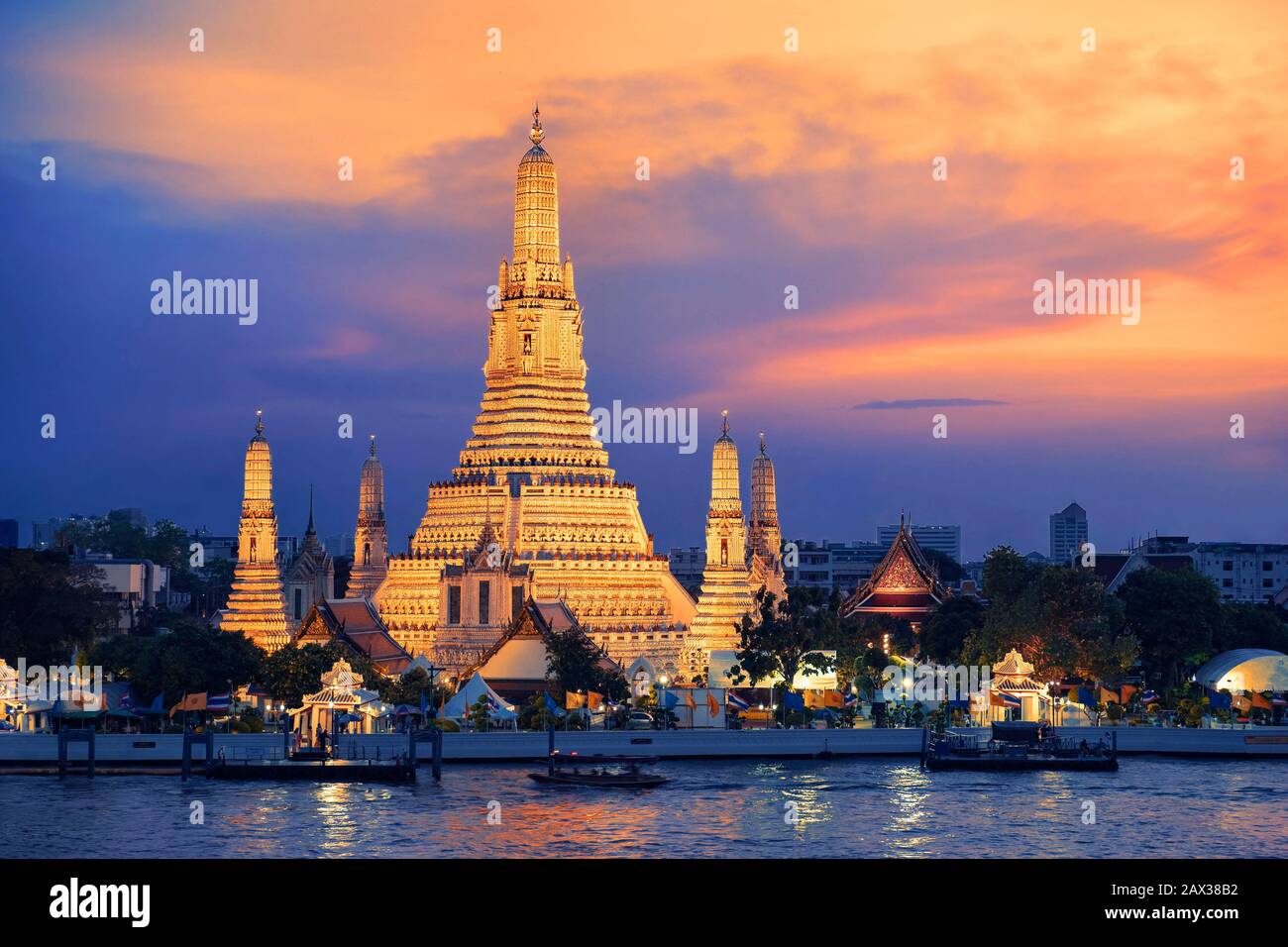 Templo Wat Arun al atardecer en Bangkok, Tailandia. Foto de stock