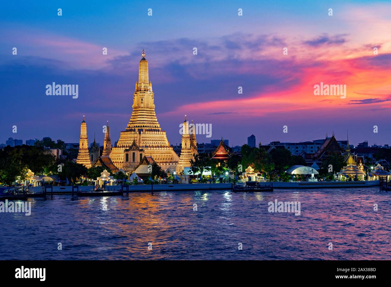 Templo Wat Arun al atardecer en Bangkok, Tailandia. Foto de stock