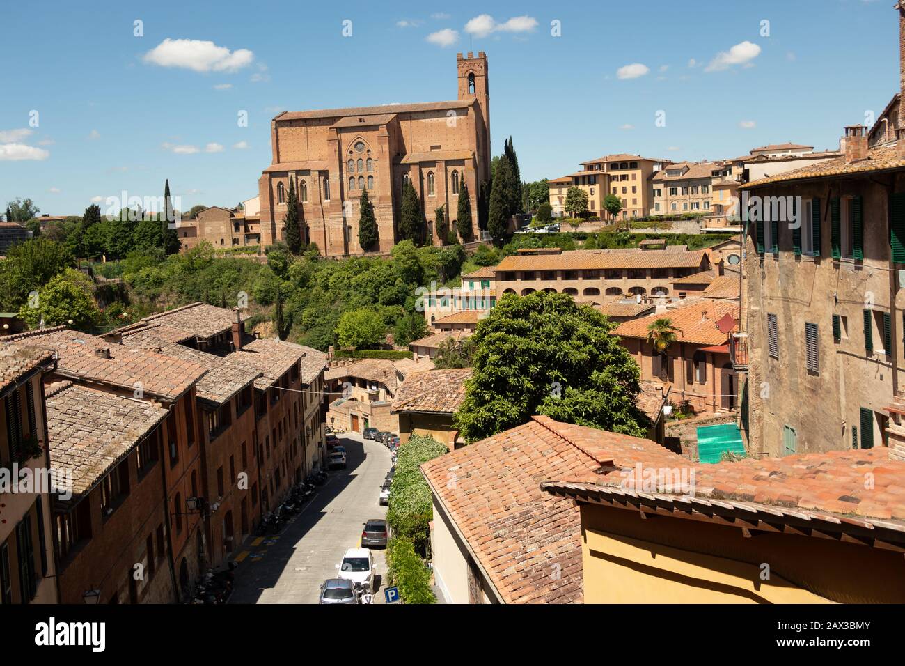 Vista panorámica de Siena, Toscana, Italia, que muestra la Basílica Cateriniana San Domenico Foto de stock