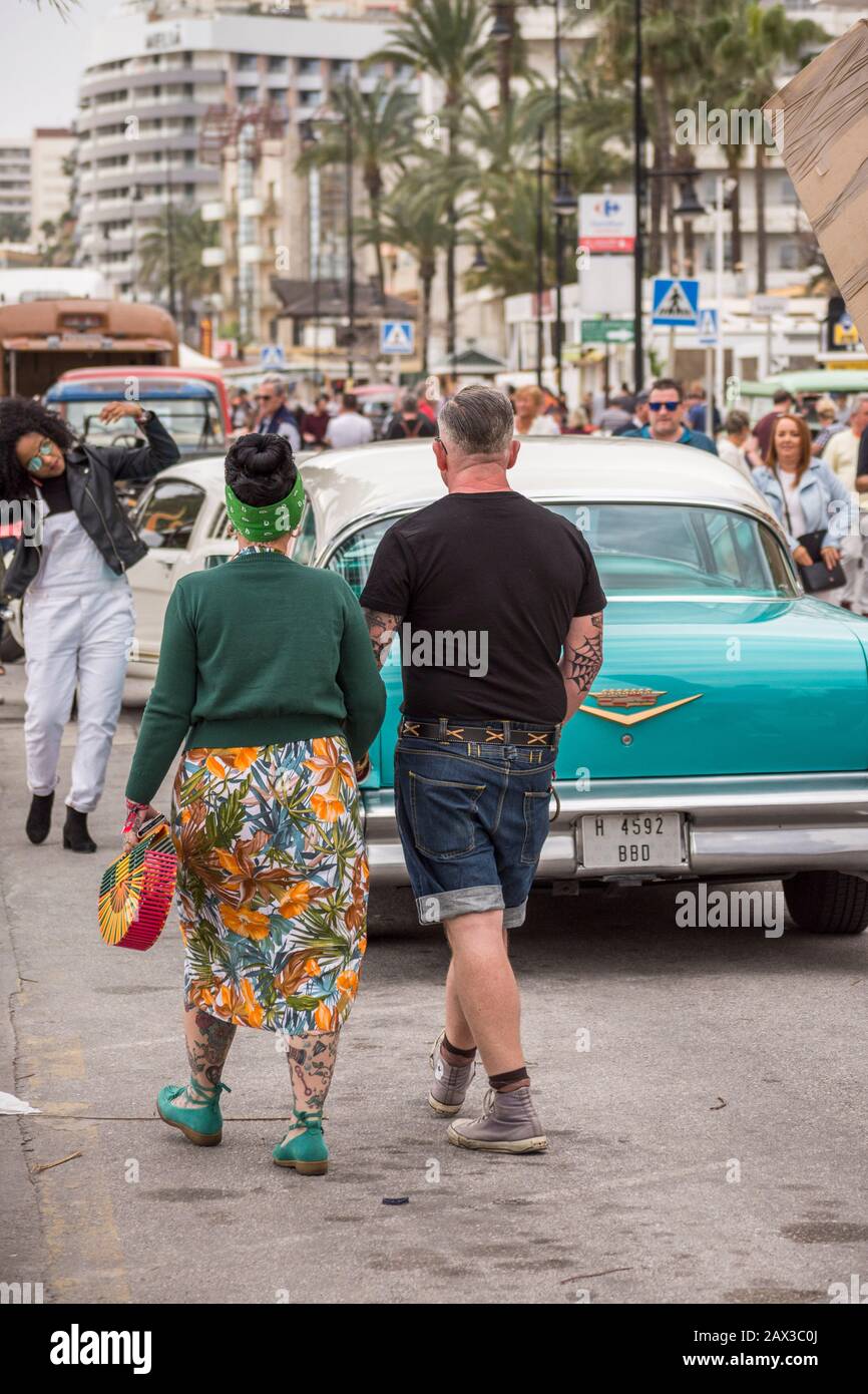 Pareja en estilo de los años cincuenta en 2020 Rockabilly festival, Rockin carrera Jamboree, Torremolinos, Andalucía, España Foto de stock