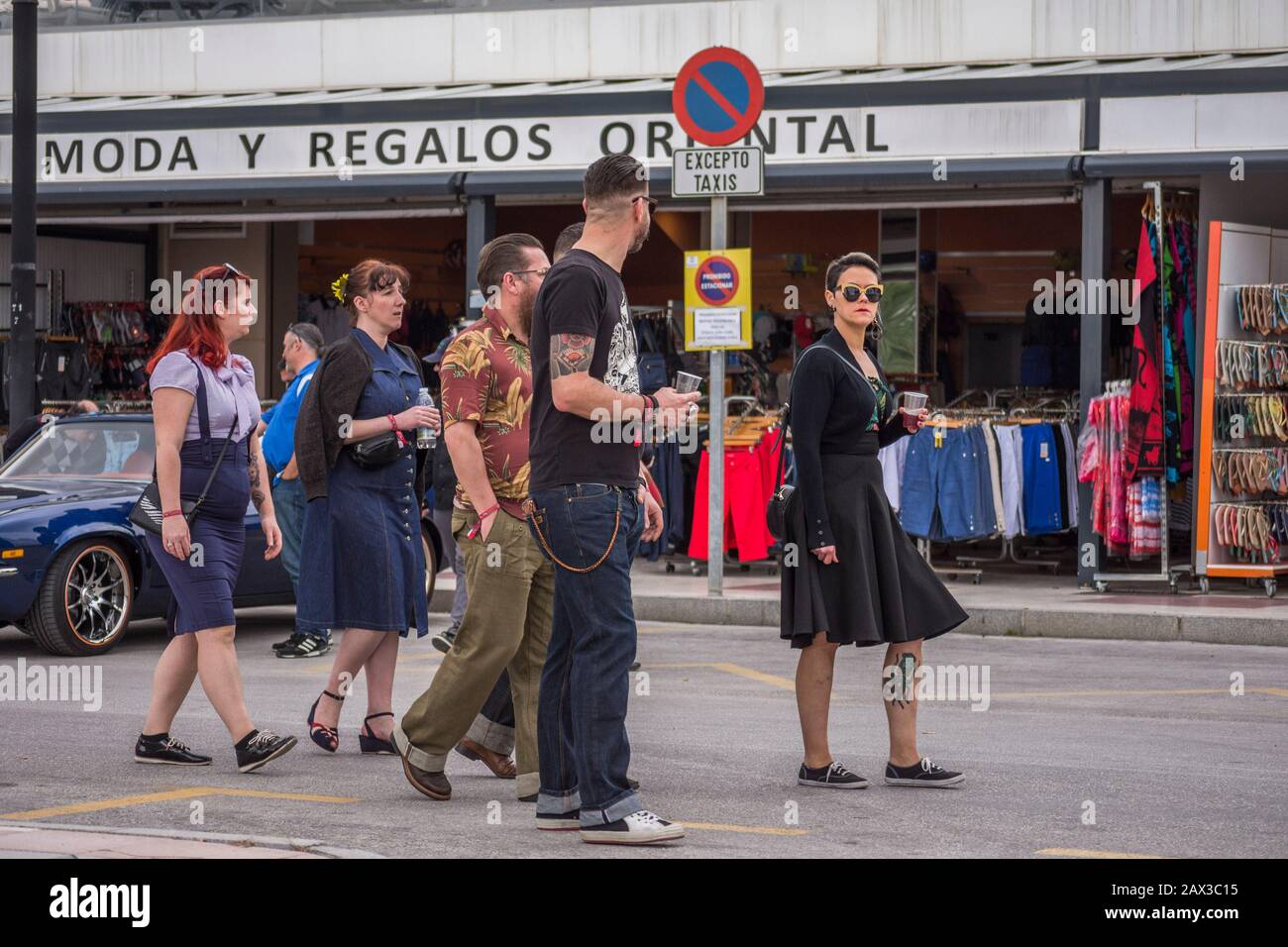 Grupo de personas vestidas con el estilo de los años cincuenta en Rockin Race Jamboree 2020, rockabillies, Torremolinos, Andalucía, España. Foto de stock