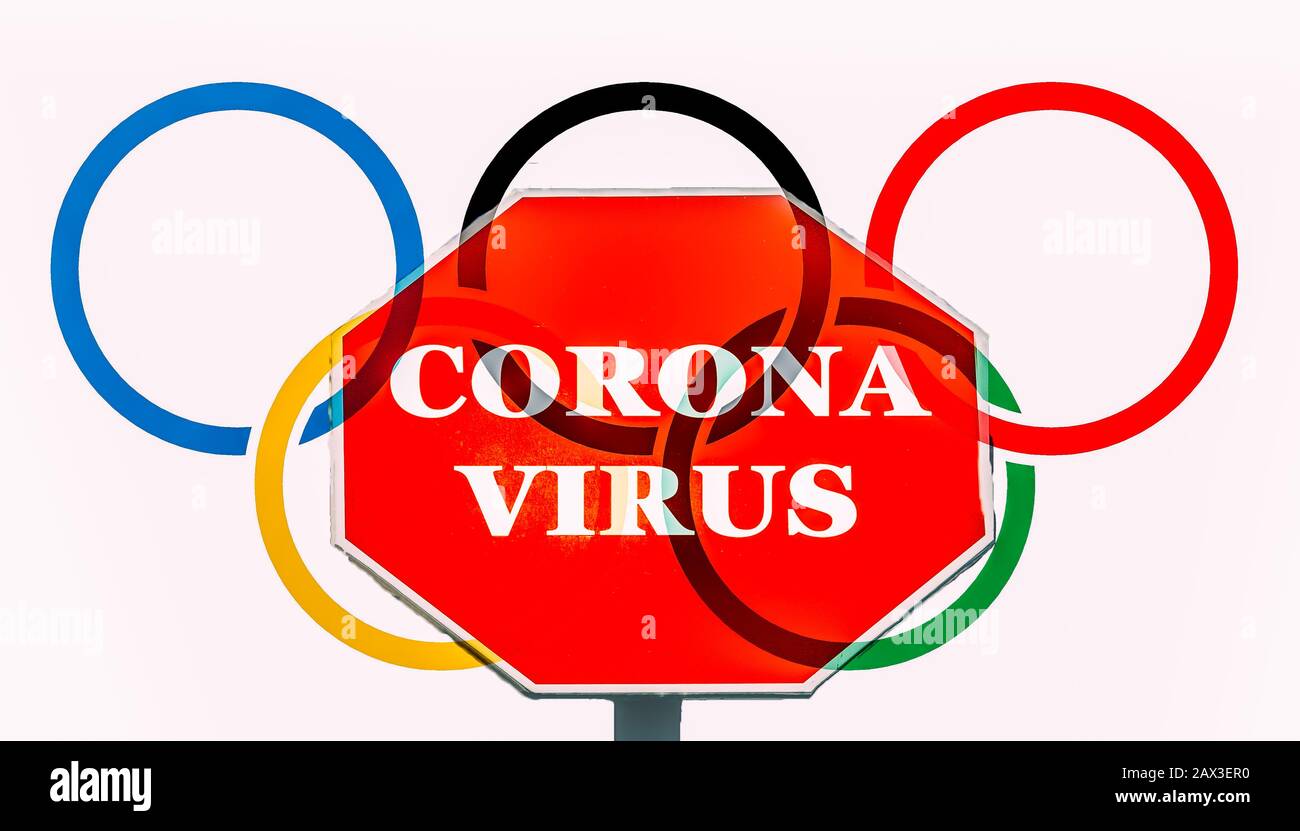 Anillos olímpicos con mensaje de coronavirus. Tokio acoge las Olimpiadas de Verano de 2020 como telón de fondo de una epidemia viral Foto de stock