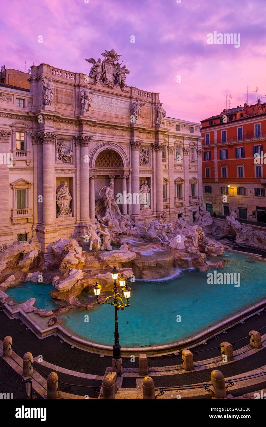 Fontana de Trevi. Fuente vacía de Trevi. Roma, Italia Foto de stock