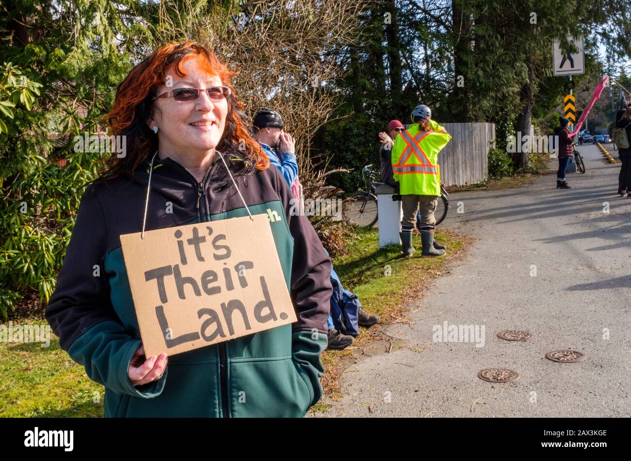 Activistas y manifestantes bloquean una intersección en Tofino, BC, Canadá para protestar contra el gobierno y el proyecto del oleoducto Coastal GasLink Foto de stock