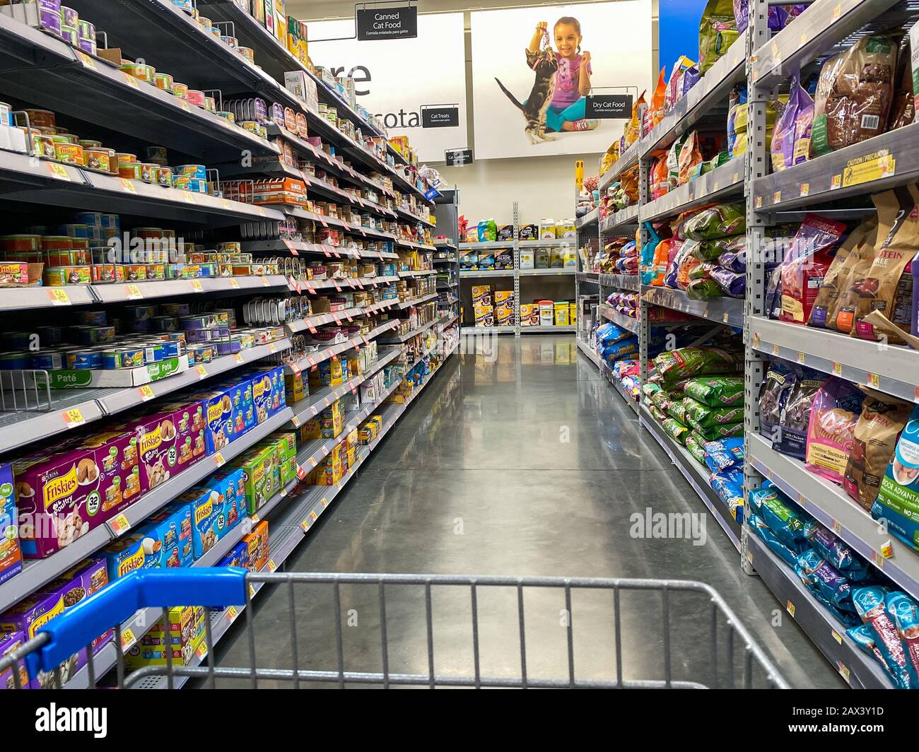 Orlando,FL/USA -2/6/20: El pasillo de comida para gatos de una tienda Walmart Superstore con productos de comida para gatos de varios fabricantes. Foto de stock