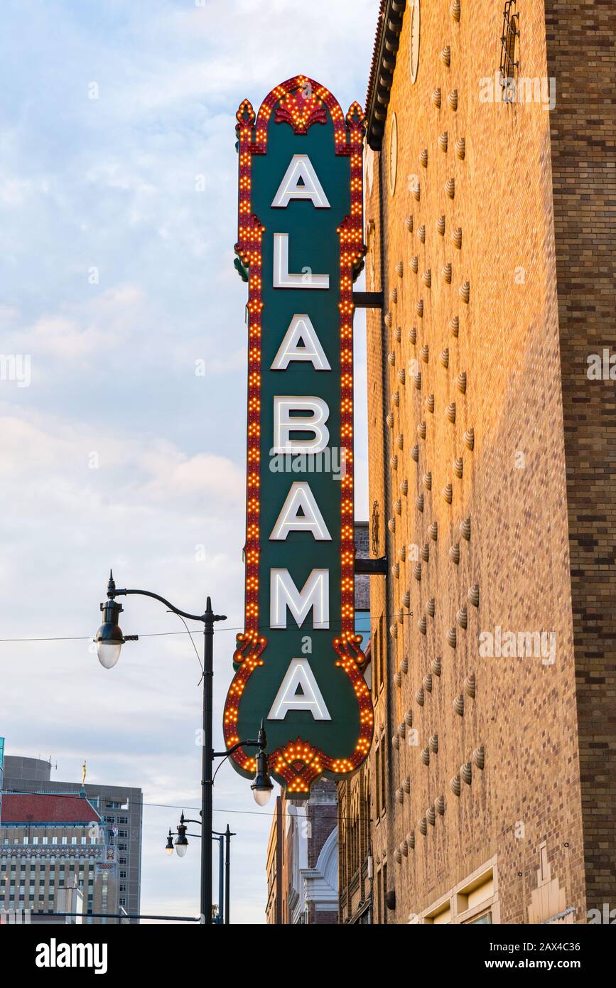 Birmingham, AL - Octubre 7, 2019: el histórico teatro de Alabama firmar en el centro de Birmingham Foto de stock