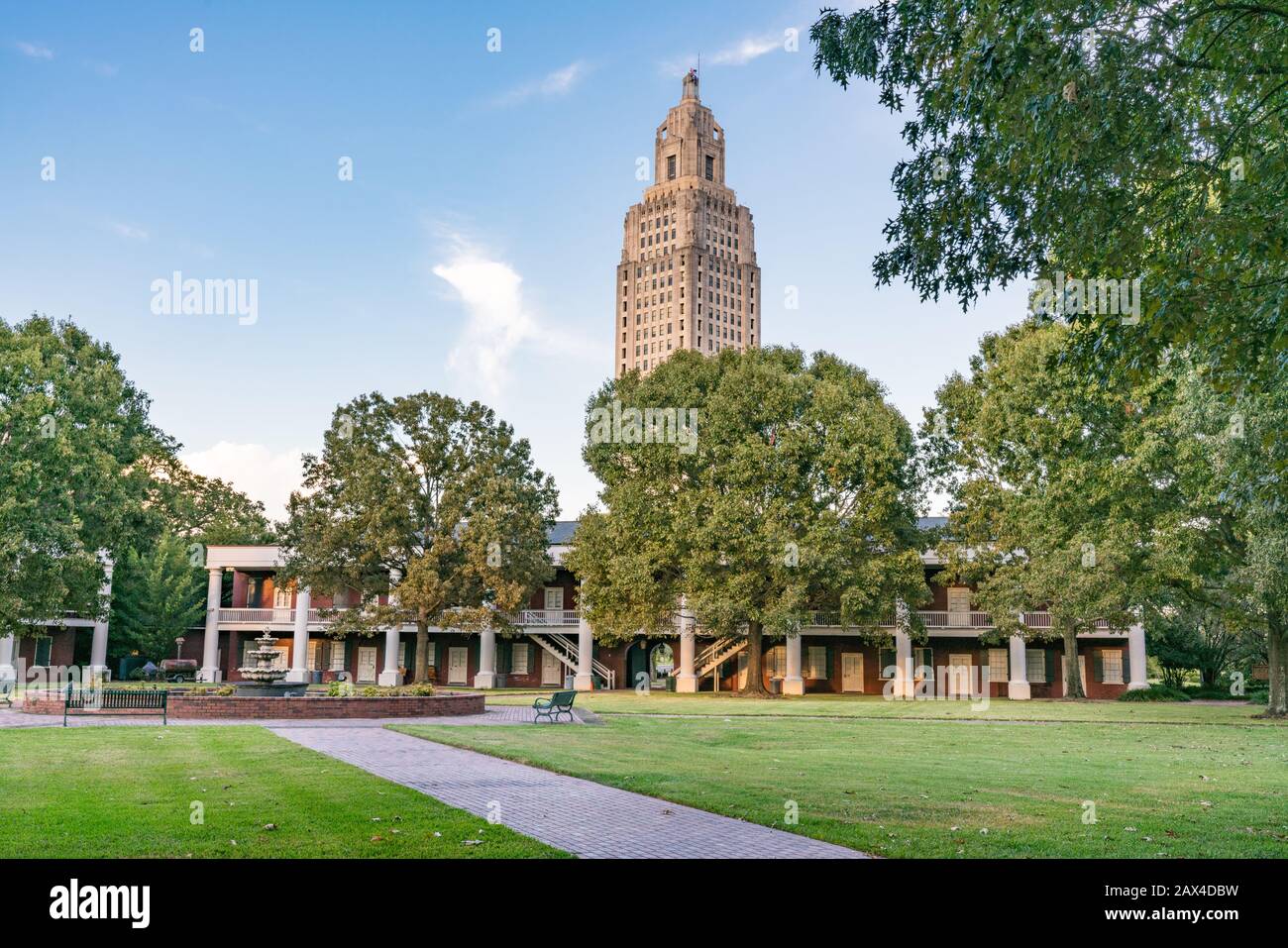 El edificio del Capitolio de Louisiana, desde las instalaciones del histórico Cuartel del Pentágono en Baton Rouge. Foto de stock