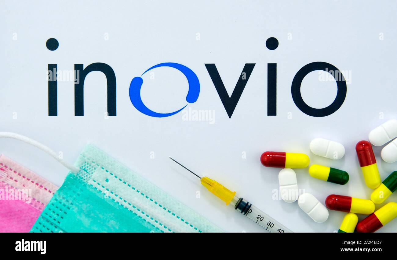 Logotipo de Inovio Pharmaceuticals en el folleto, píldoras, jeringas y máscaras virales. Capa plana. Foto de stock