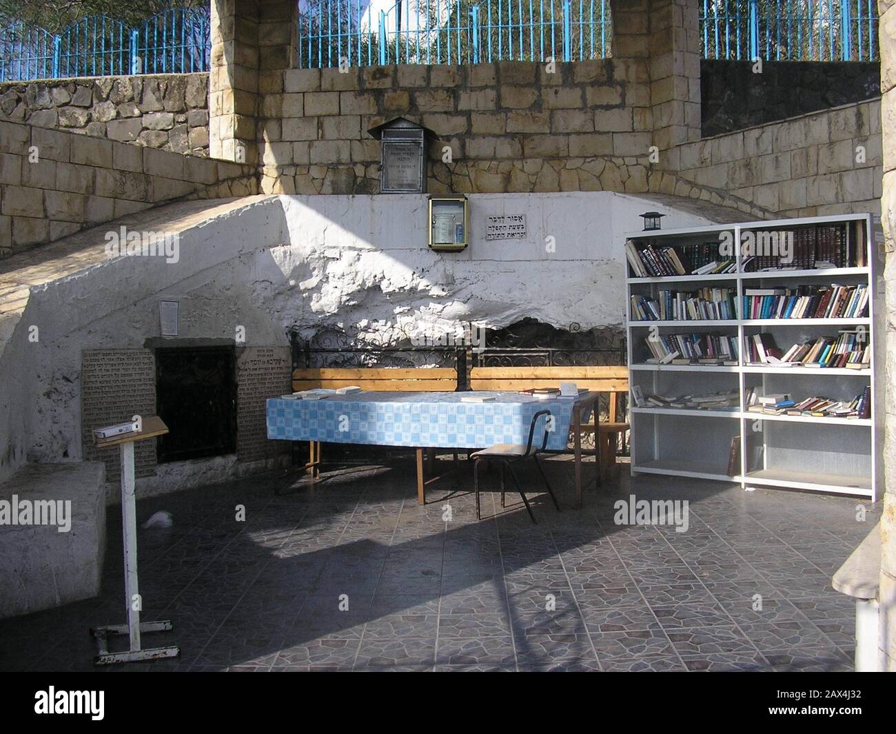 Inglés "La tumba del rabino Akiva, en Tiberíades, en Israel. עברית