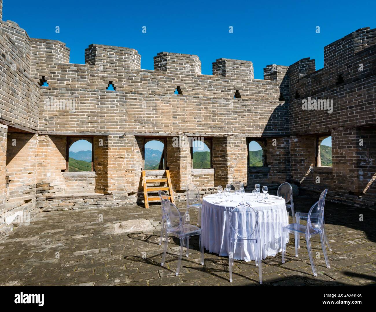 Mesa de comedor formal en torre de vigilancia crenellada al aire libre, Gran Muralla Jinshanling de China, República Popular de China, Asia Foto de stock