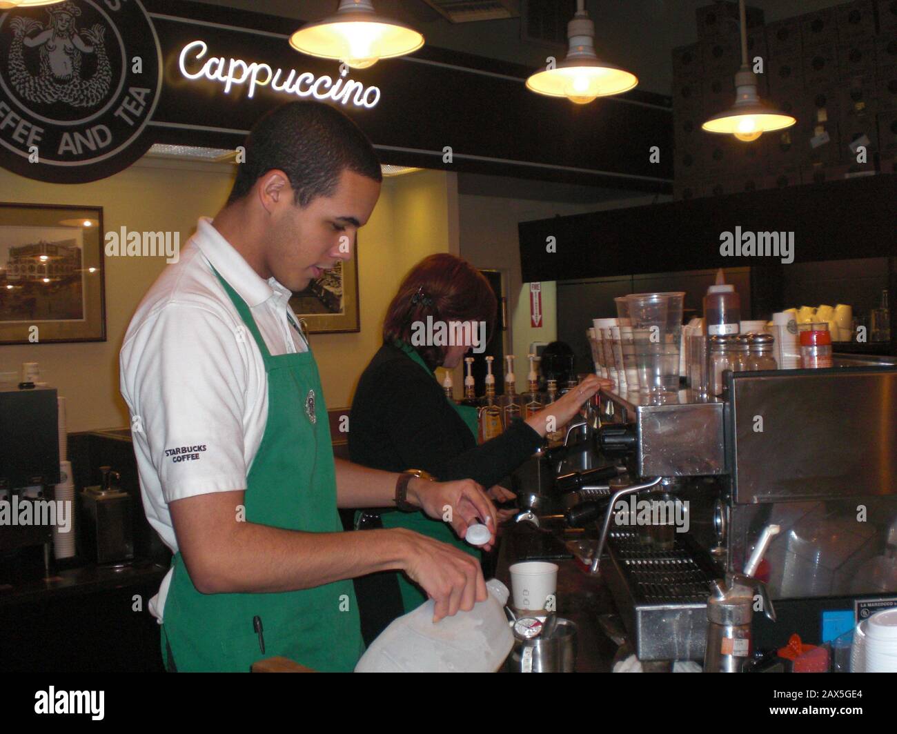 Inglés: Una imagen de baristas en el primer café Starbucks, Seattle, WA.  Foto tomada la mañana del sábado, 29 de enero de 2011; 2 de febrero de  2011, 07:52 (UTC); el propio