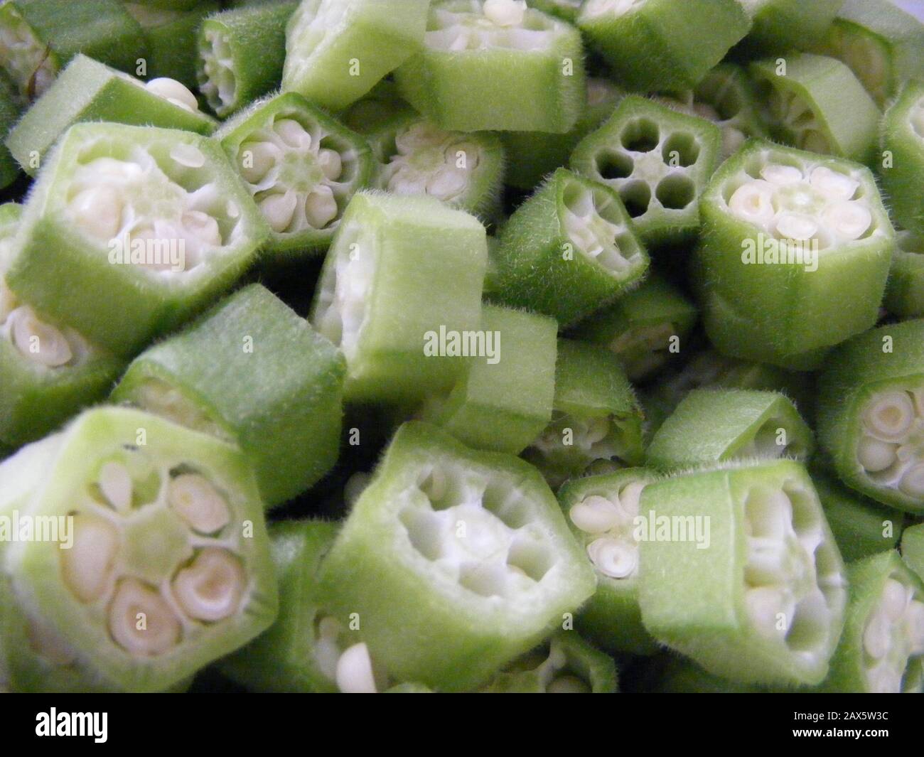 Secciones transversales pentagonales aparentes en la okra cortada