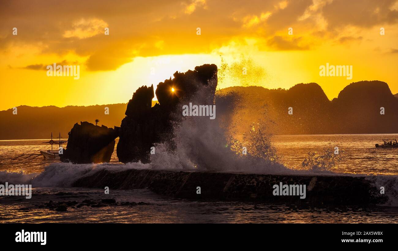 Paisaje a última hora de la tarde - vista desde la isla de Lagen, el Nido, Palawan, Filipinas Foto de stock
