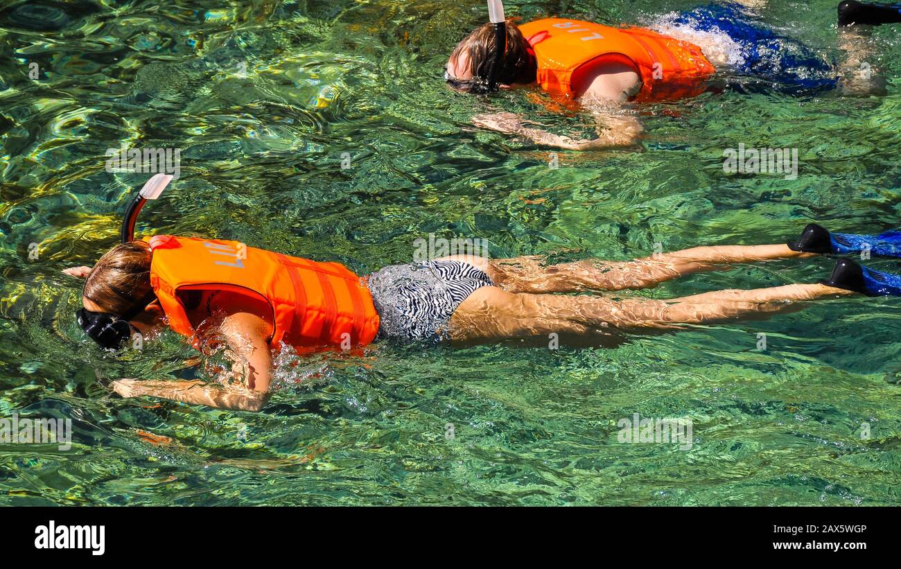 Un par de turistas bucean en aguas azul turquesa de el Nido, Palawan, Filipinas Foto de stock
