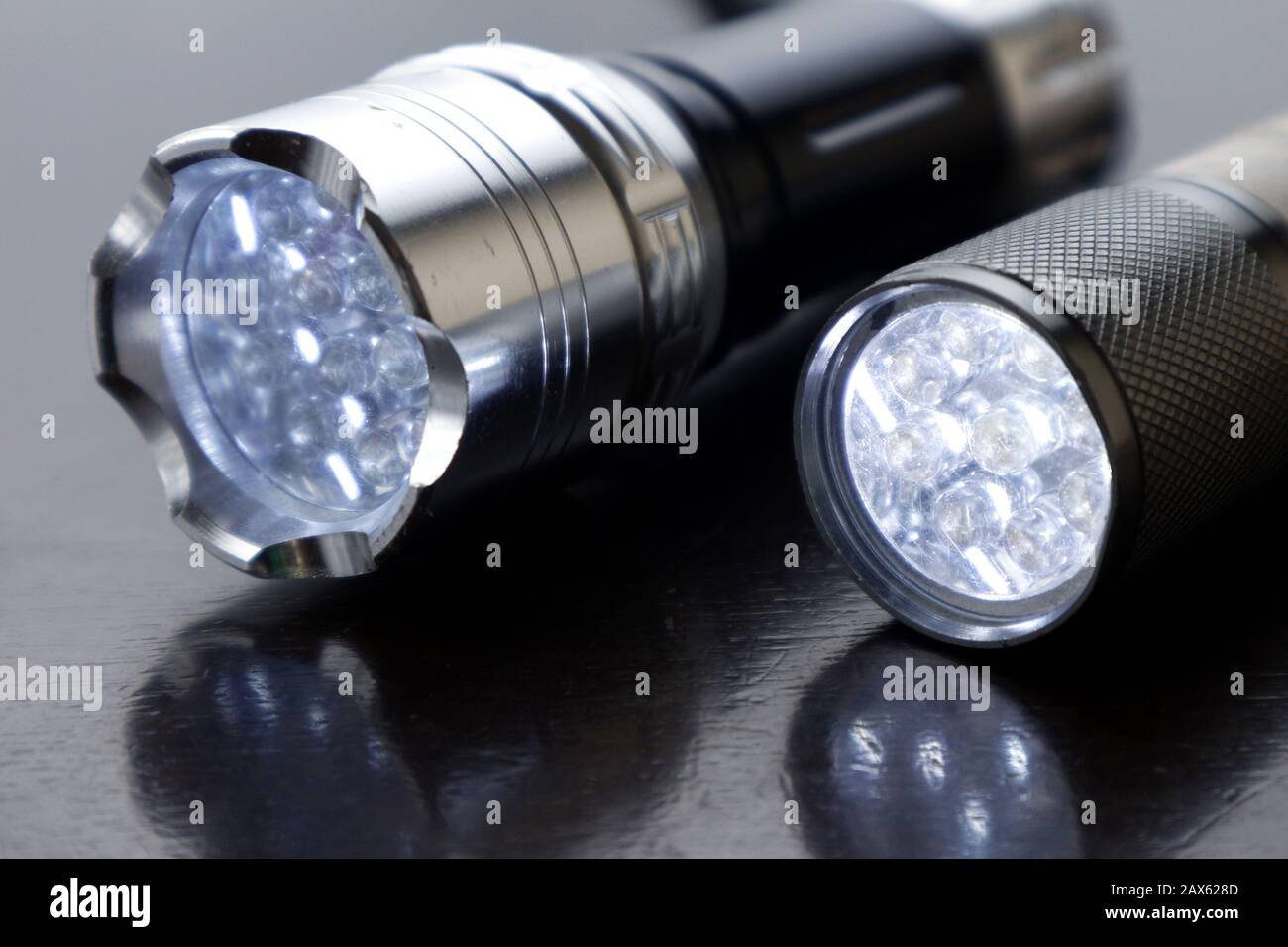 Foto de primer plano de una linterna LED pequeña sobre una mesa de madera  Fotografía de stock - Alamy