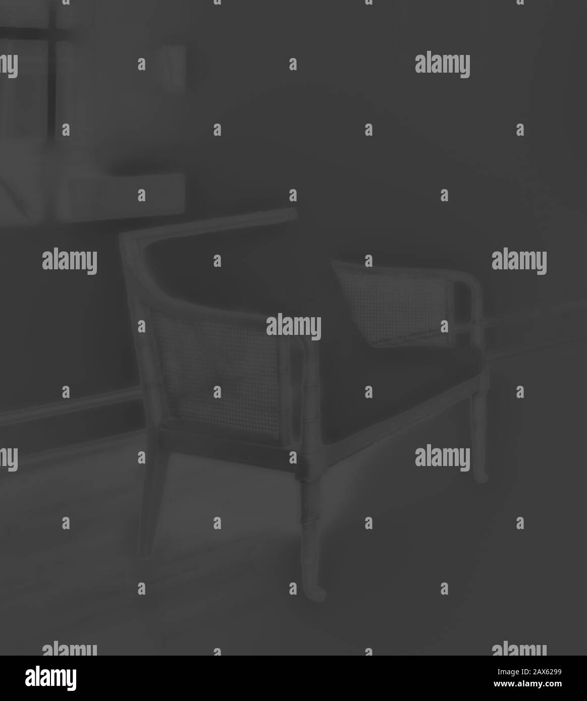 una imagen fantasmal de un sillón en una sala poco natural Foto de stock