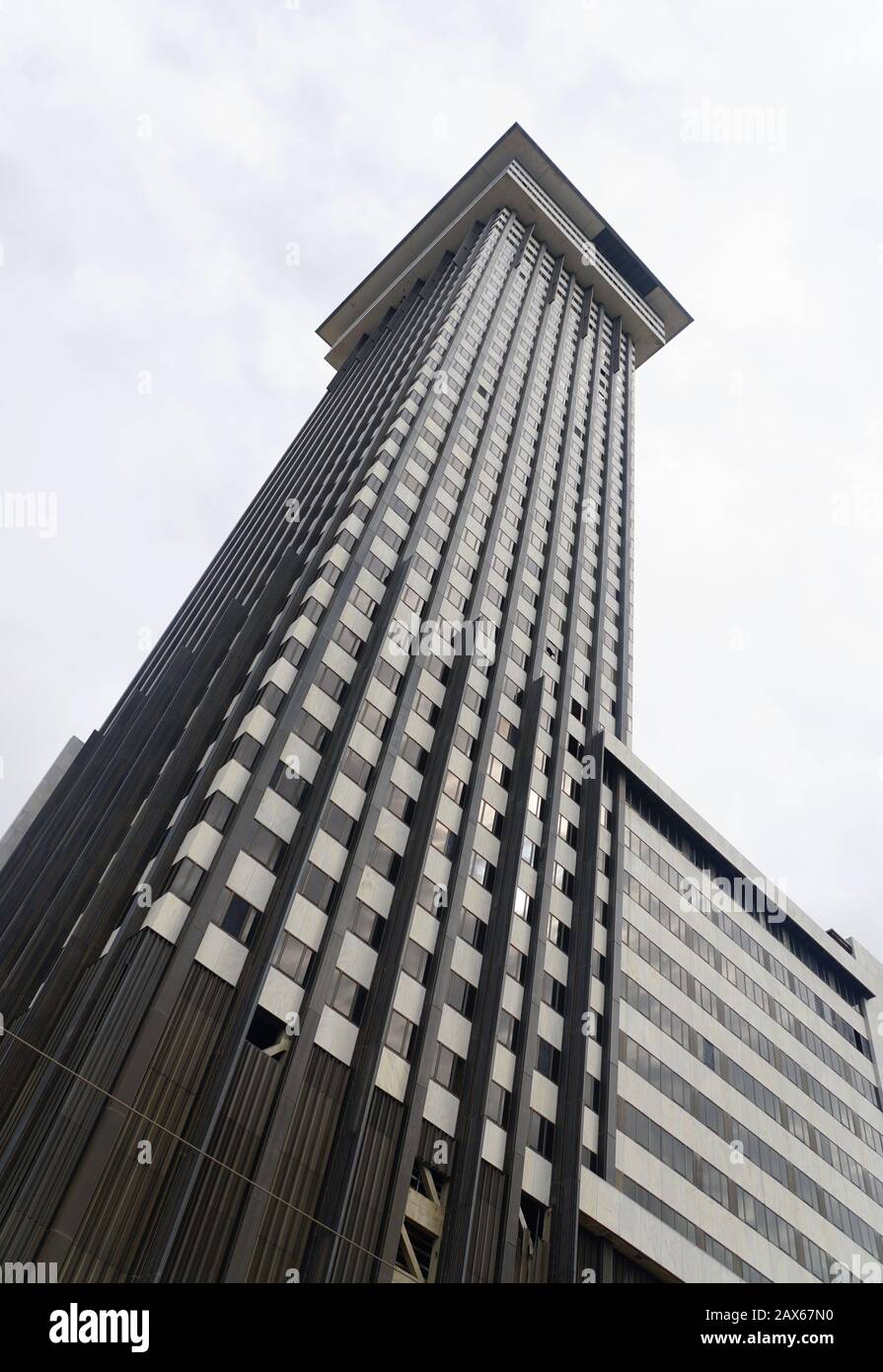 Nueva Orleans, Louisiana, U.S.A - 4 de febrero de 2020 - la Plaza Tower, la tercera torre más alta de la ciudad y ha estado vacante debido a moho tóxico, asbesto Foto de stock