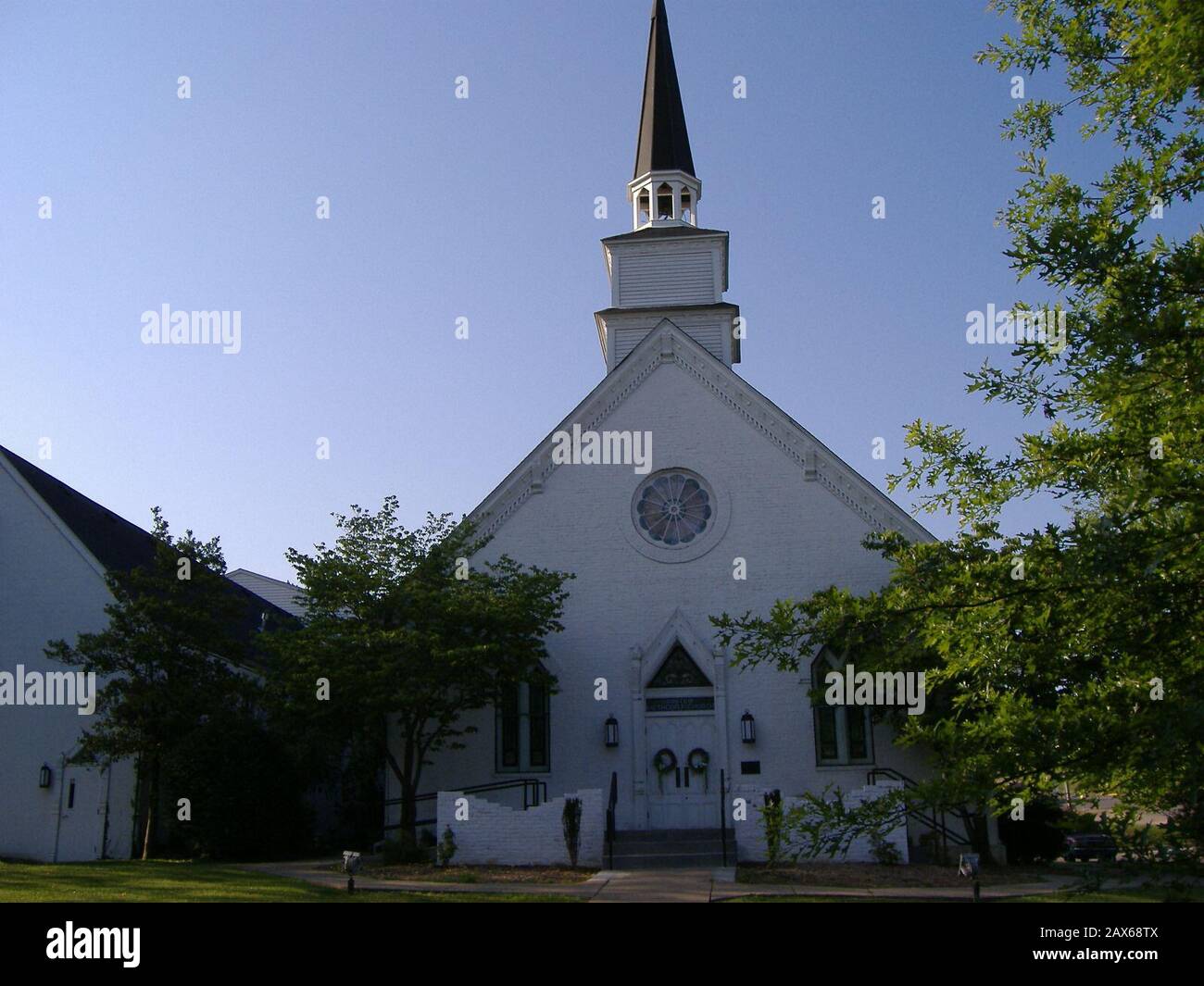 Inglés: Parte delantera de la Iglesia Metodista Episcopal de Brandeburgo,  ubicado en 215 Broadway en Brandeburgo, Kentucky, Estados Unidos.  Construido en 1855, está inscrita en el Registro Nacional de Lugares  Históricos. Esta