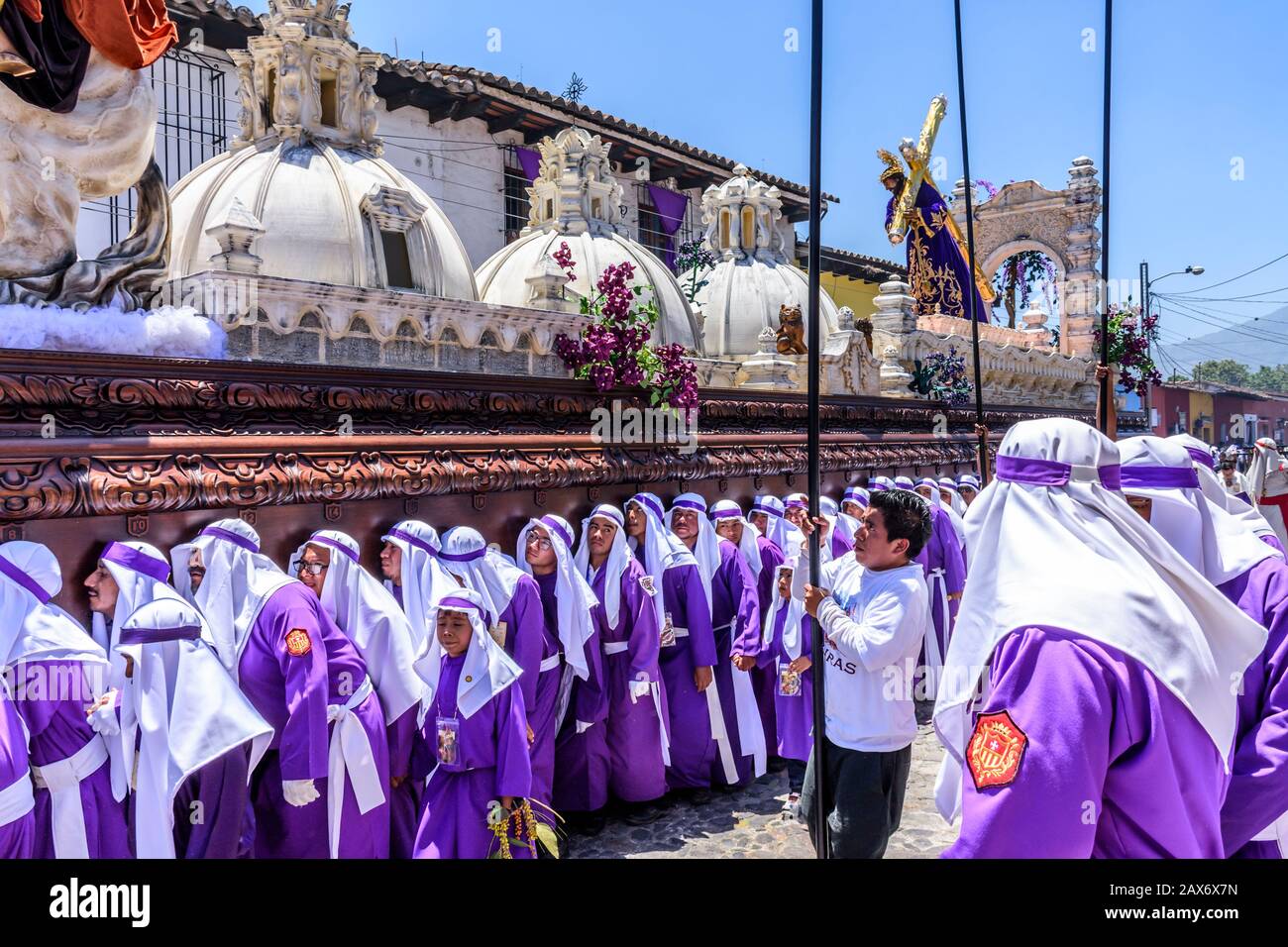 Antigua, Guatemala - 14 de abril de 2019: Procesión del Domingo de Ramos en  el lugar declarado Patrimonio de la Humanidad por la UNESCO con las famosas  celebraciones de la Semana Santa