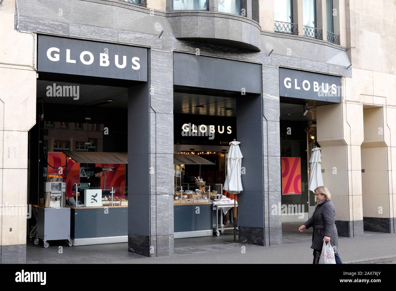 Una vista de Globus en Basilea, una empresa de grandes almacenes Suiza Foto de stock
