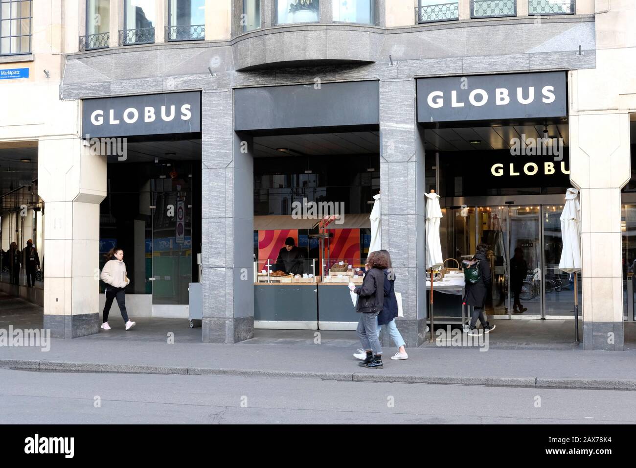 Una vista de Globus en Basilea, un gran almacén suizo Foto de stock
