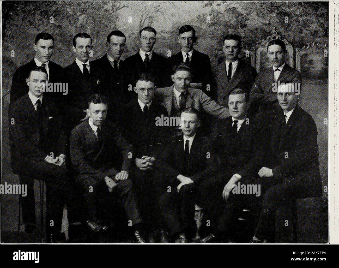 El módulo . r espera que el espíritu de la empresa se tenga en cuenta cuando se dicte el juicio sobre nuestros serios esfuerzos. ¿1? ® EL PERSONAL. Walter K. Boyd, Editor-en-ChiefJoseph Anstead, EditorD Asistente. V. Eichin, Advertising- ManagerR. W. Bledsoe, Vi Standait /-Asistente de Directores de Publicidad Allan WeinhartJ I Eugene BoroughsHarry McCombClyde BaeberArtists Richard HagerAthletics Lee HendersonSenior Class Sylvester St. ClairJunior Class Jesse Tygartretire Organizations Boyce WrightFraternidades Miles GriffithJokes 1922 CD BIOGRAFÍA DE CHAUNCEY ROSE nació en un Foto de stock