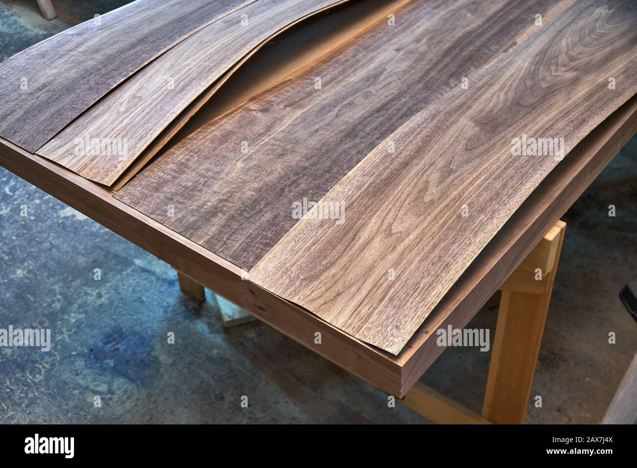resbalón Interior resumen Chapa de nogal. Textura de madera. Producción de carpintería y carpintería.  Primer plano. Fabricación de muebles Fotografía de stock - Alamy
