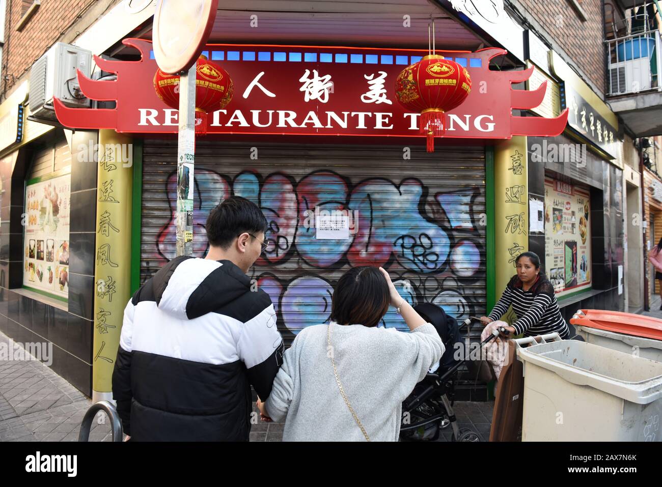 Un restaurante chino se ve cerrado en el distrito de Usera.Después del  brote de Coronavirus en China, los residentes chinos en el distrito de Usera  en Madrid han cerrado cientos de tiendas,