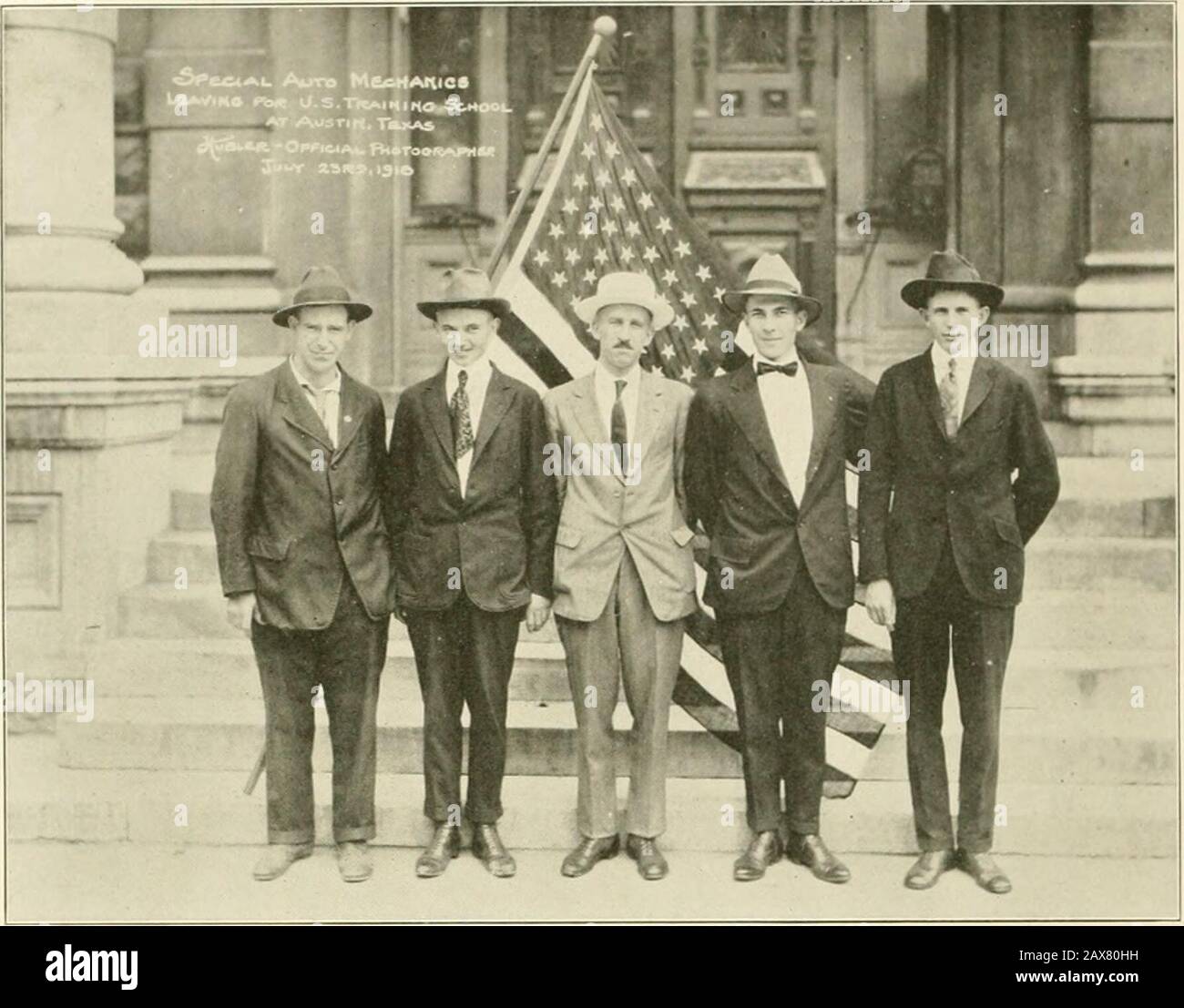 Condado de Marshall en la Guerra Mundial, 1917-1918 : una historia pictórica de la participación de la comunidad en todas las actividades en tiempo de guerra con una lista completa de soldados y marineros en servicio . INCREMENTO especial, ENVIADO A LA ESCUELA DE ENTRENAMIENTO AUTO MECHANICS, AUSTIN, TEXAS, 23 DE JULIO de 1918 De Izquierda a derecha: Guy A. Bailey, Harry L. Berg, L. L. Stookey, Ray H. Breckenridge, Ralph C. Brock Foto de stock