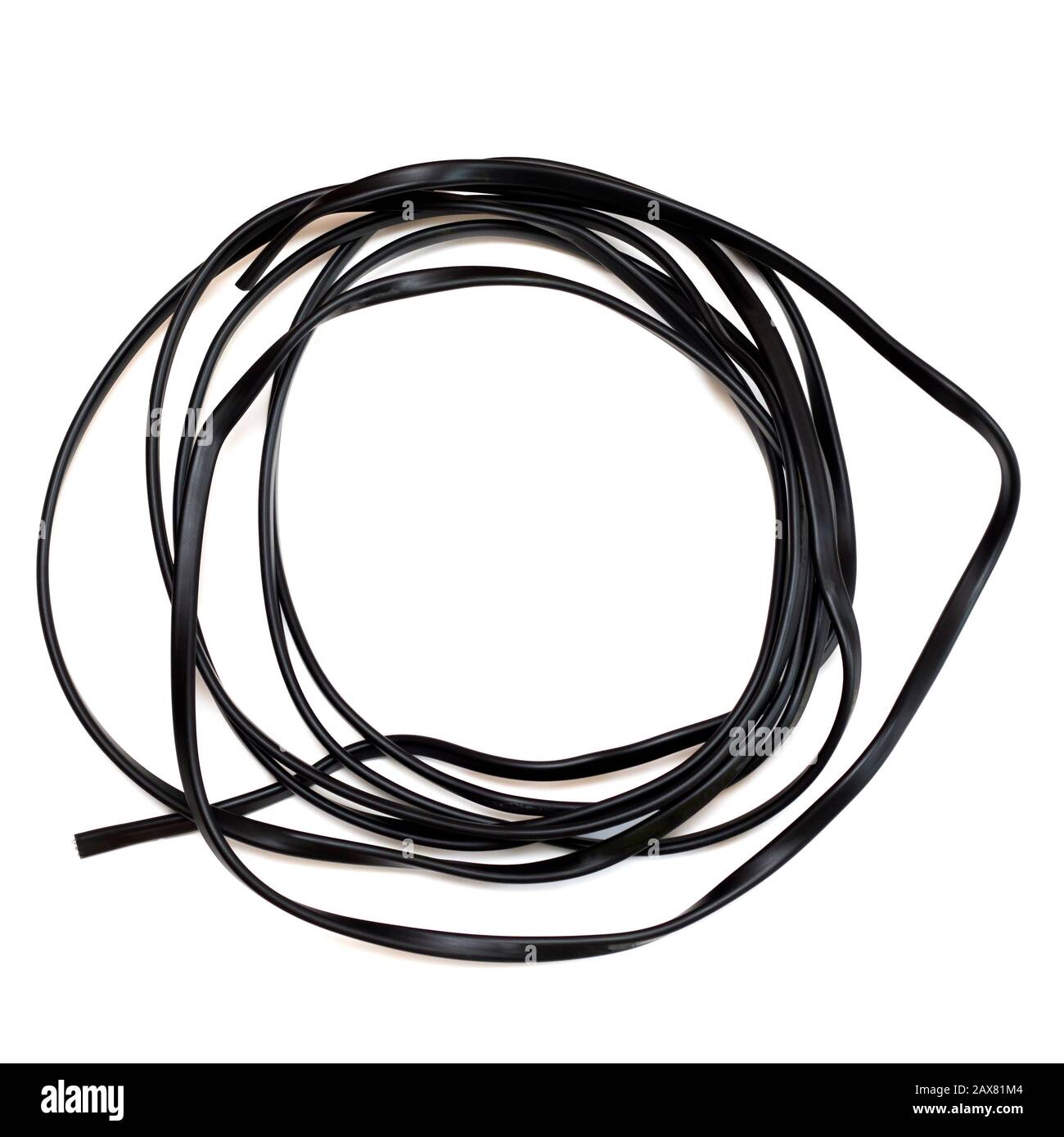 Cable negro para electricidad sobre fondo blanco Fotografía de stock - Alamy