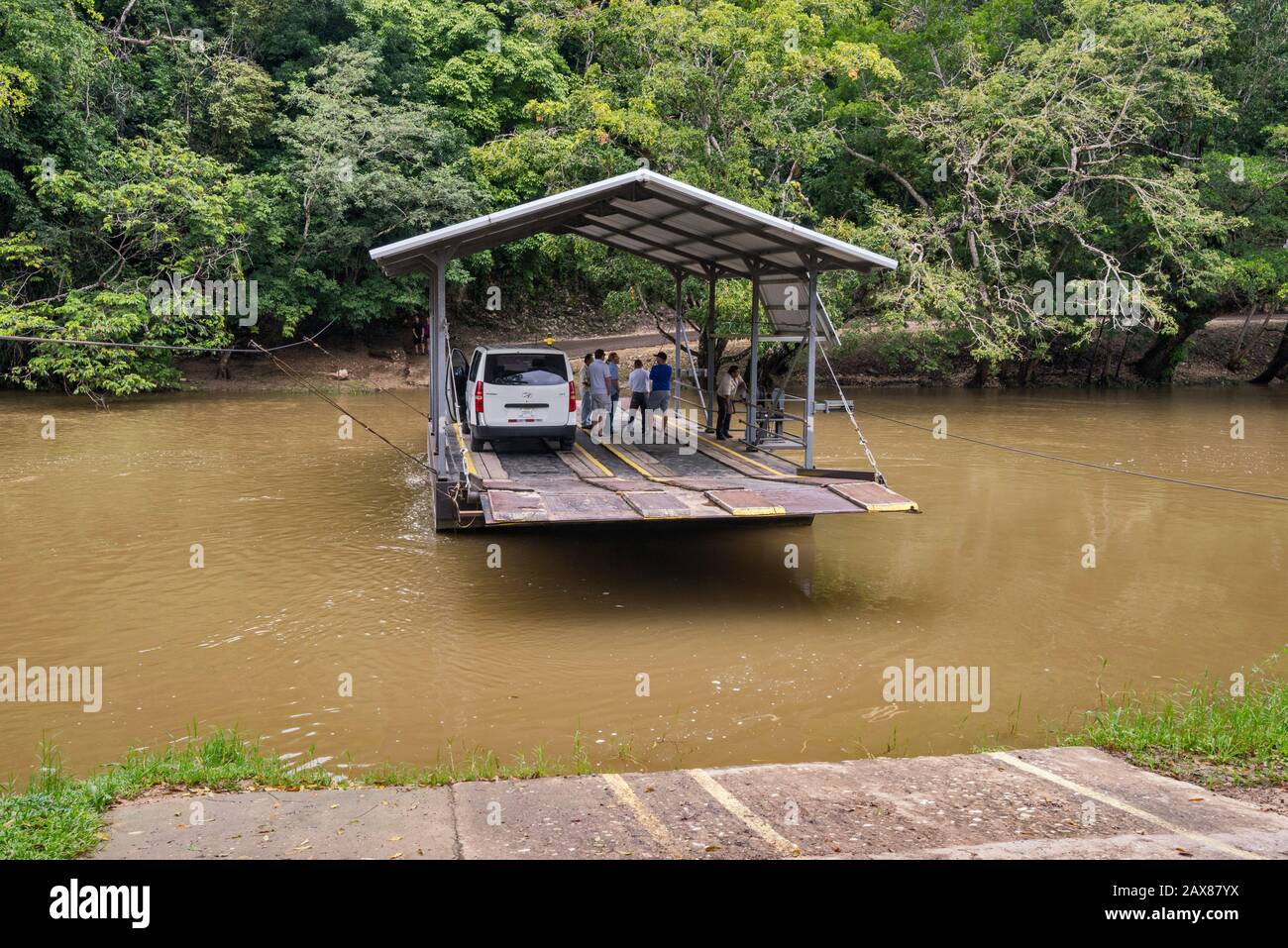 Ferry de cable con manivela que cruza el río Mopan por carretera a Xunantunich, ruinas mayas, selva tropical, cerca de la ciudad de San José Succotz, Distrito Cayo, Belice Foto de stock