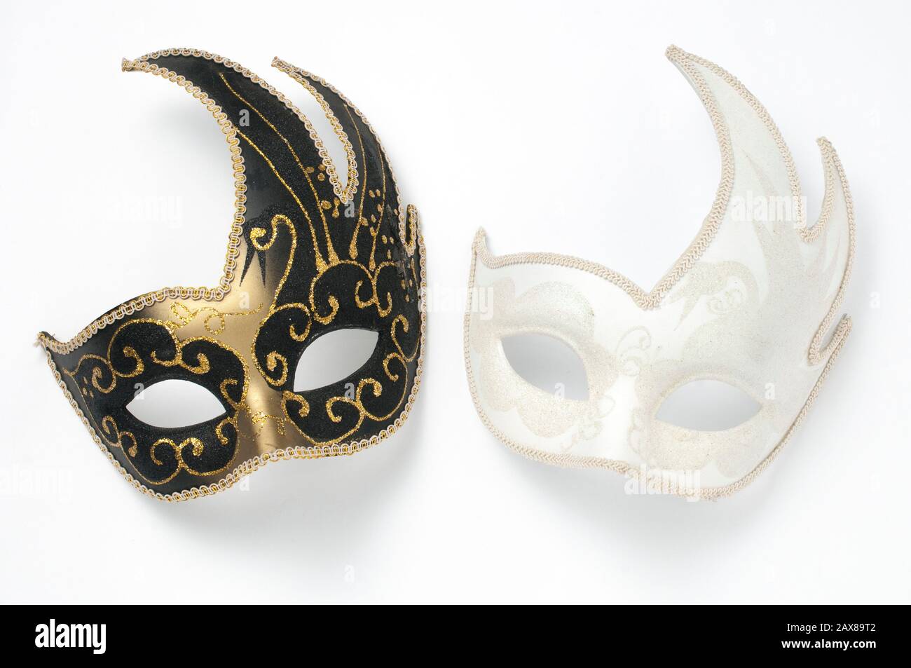 Dos máscaras venecianas de teatro blanco y negro o mardi gras sobre fondo  blanco Fotografía de stock - Alamy