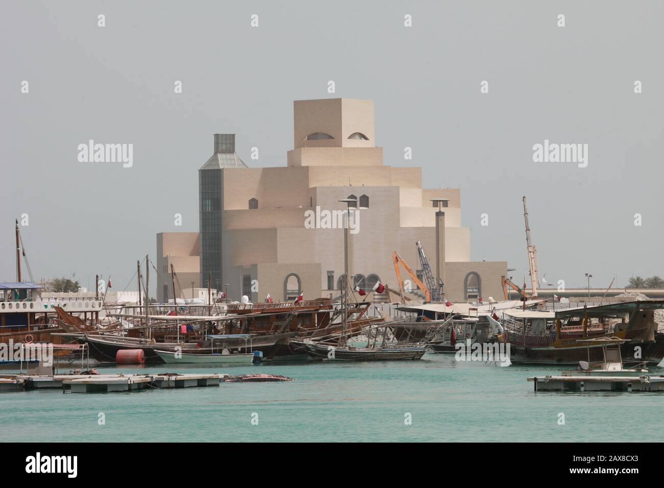 Dhows atracó cerca del Museo de Arte Islámico en Doha Qatar. Foto de stock