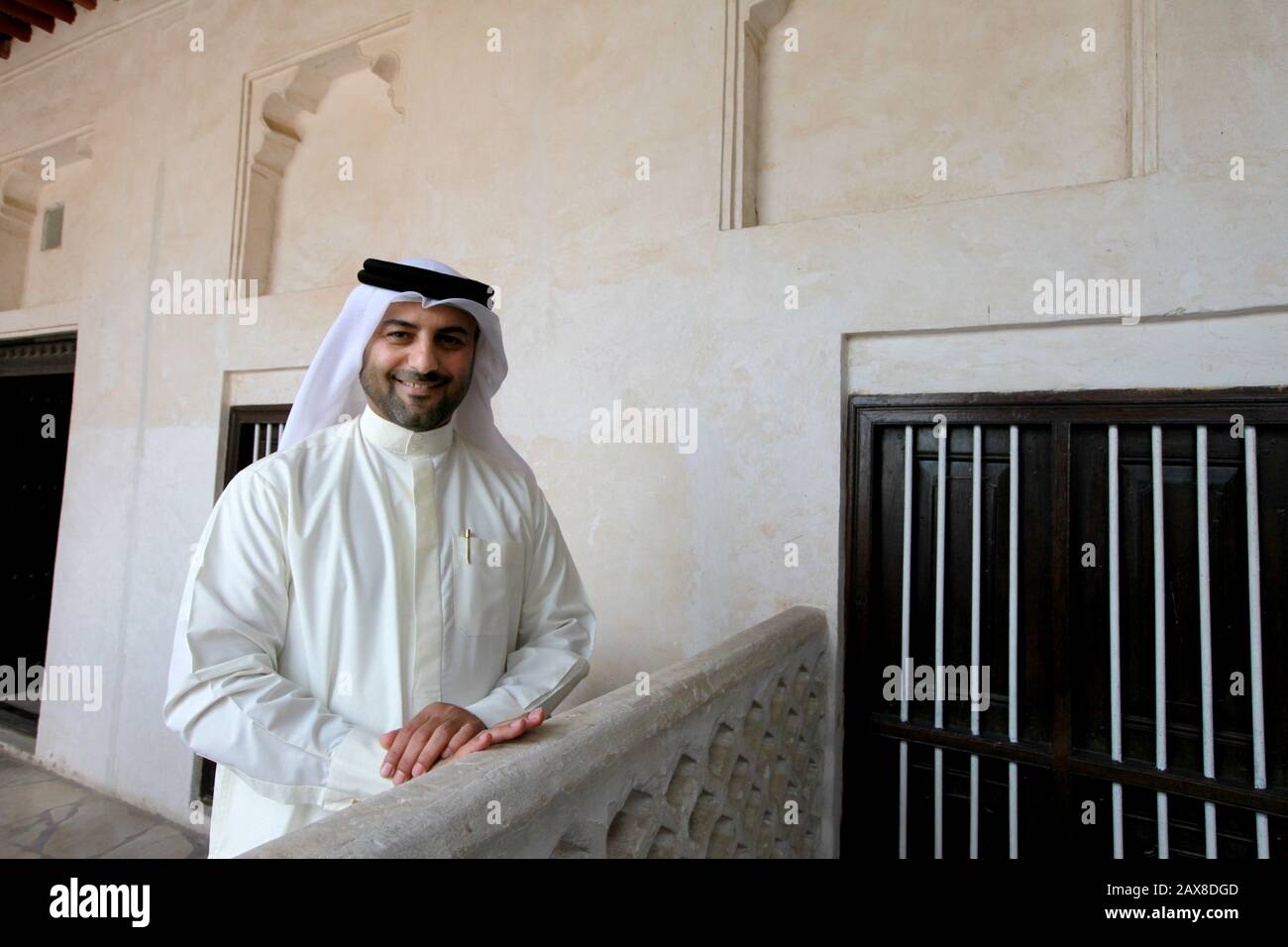 Un hombre emirati en Ajman, Emiratos Árabes Unidos. Foto de stock