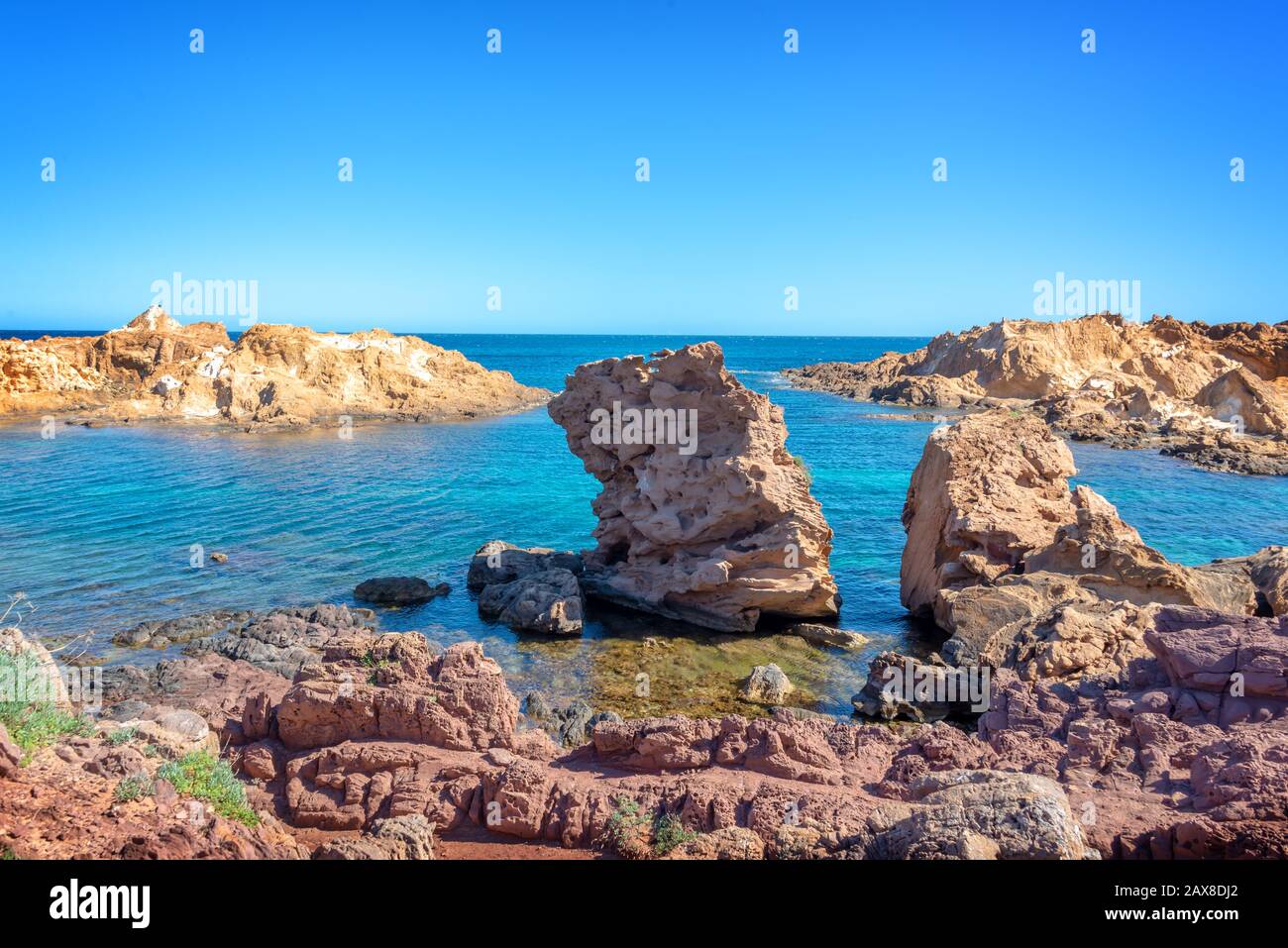 Rocas en el agua en la costa de Menorca, Islas Baleares, España Foto de stock